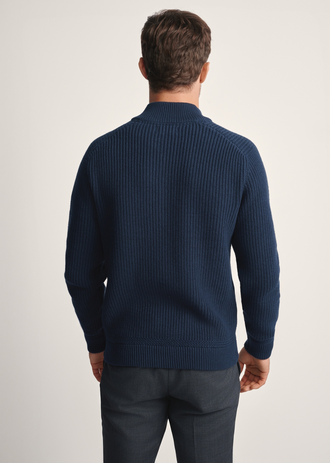 Granatowy sweter męski ze stójką SWEMT-0168-68(Z25) - widok produktu z tyłu na modelu na białym tle. Widoczna połowa sylwetki.