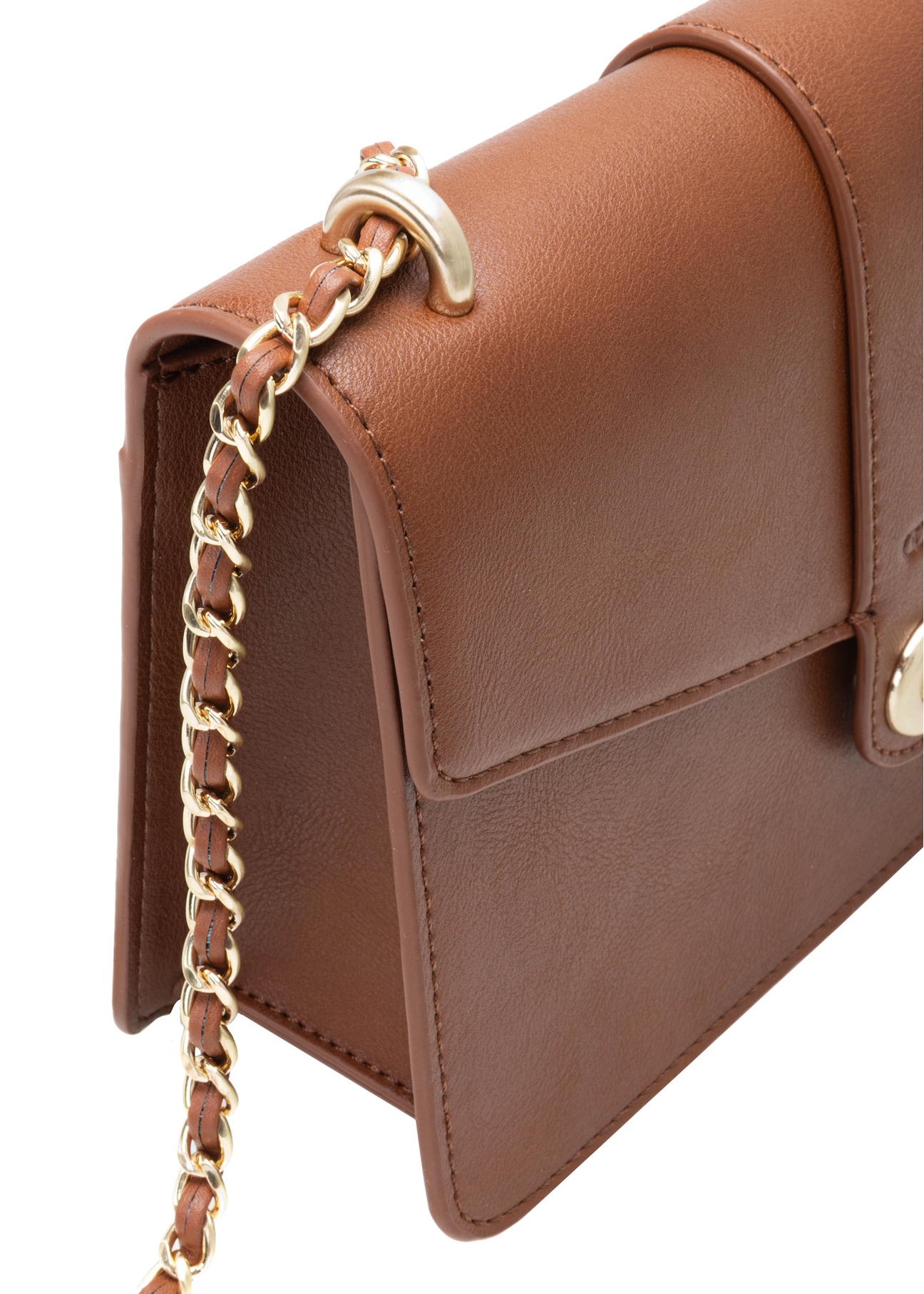 Brązowa torebka listonoszka damska TOREC-1137-1F(W26), zbliżenie na detal produktu na białym tle.