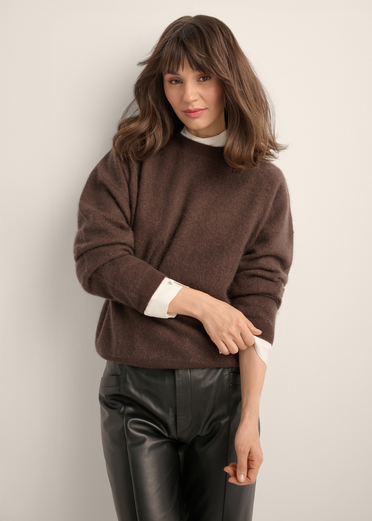 Wełniany brązowy sweter damski SWEDT-0265-1I(Z26), widok produktu od przodu na modelce. Widoczna połowa sylwetki.