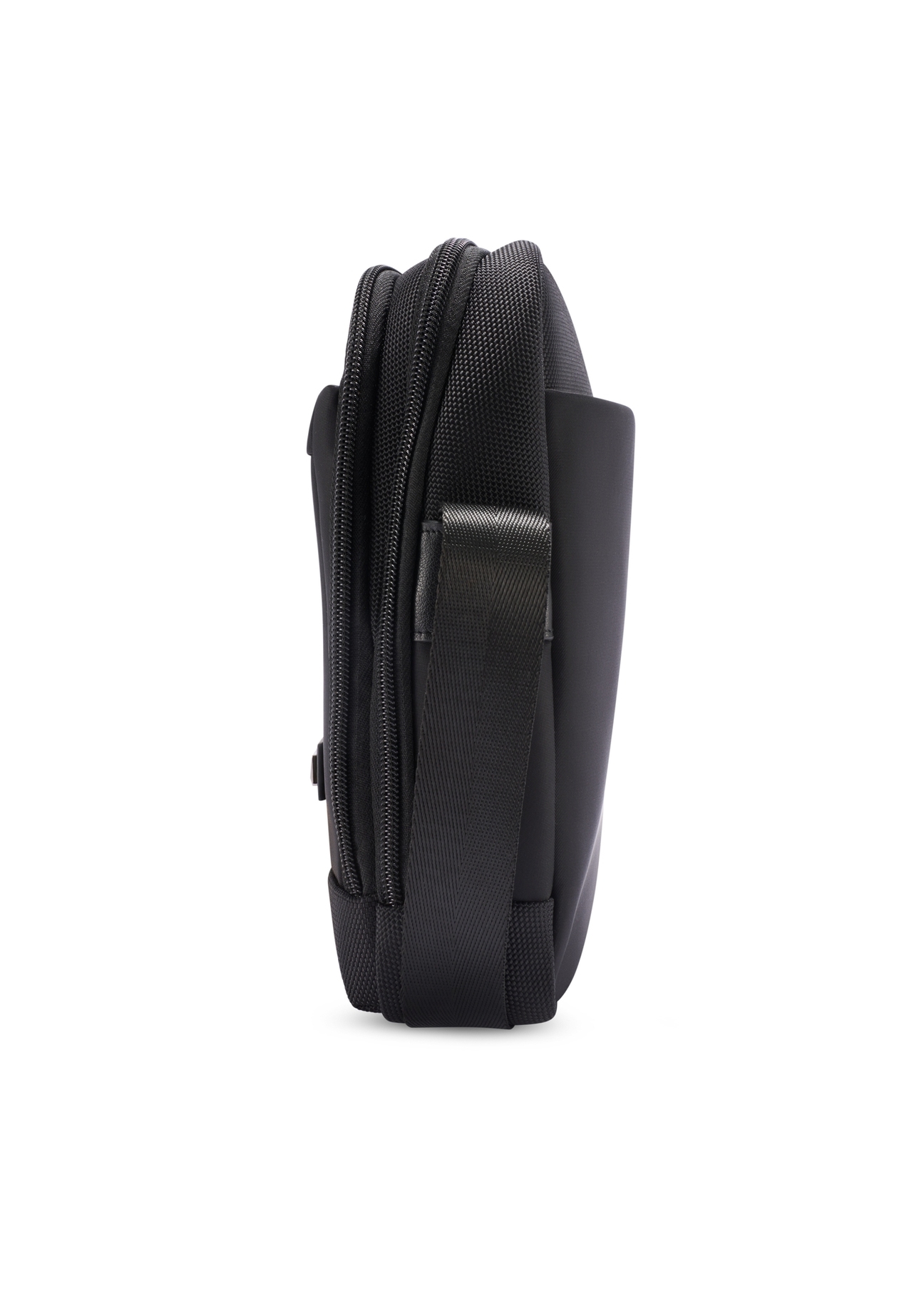 Czarna saszetka męska TORMN-0404-99(W26), widok produktu od boku na białym tle.