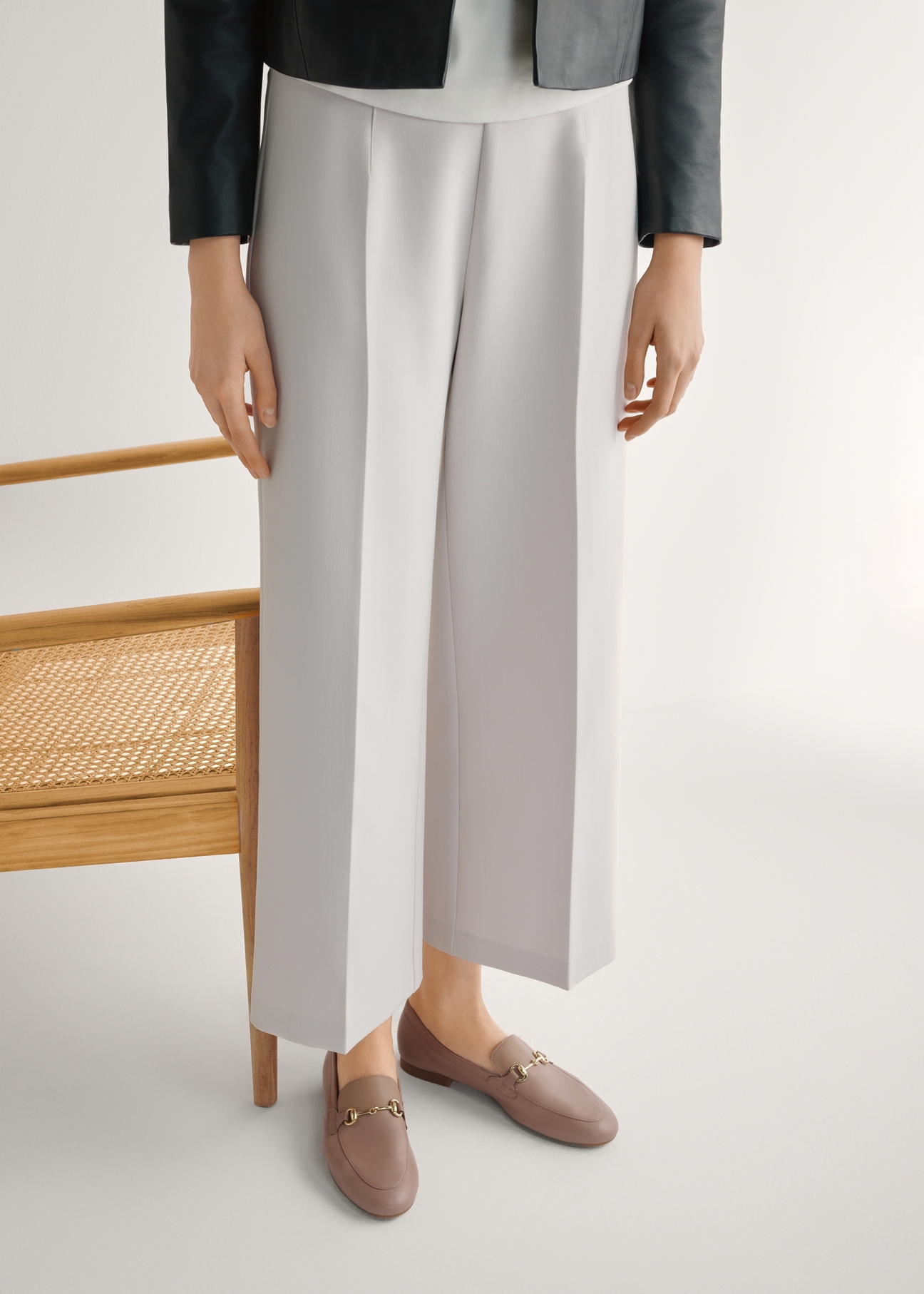 Skórzane mokasyny damskie w kolorze brudnego różu BUTYD-0916A-5D(W26), widok produktu z przodu na stopach modelki.