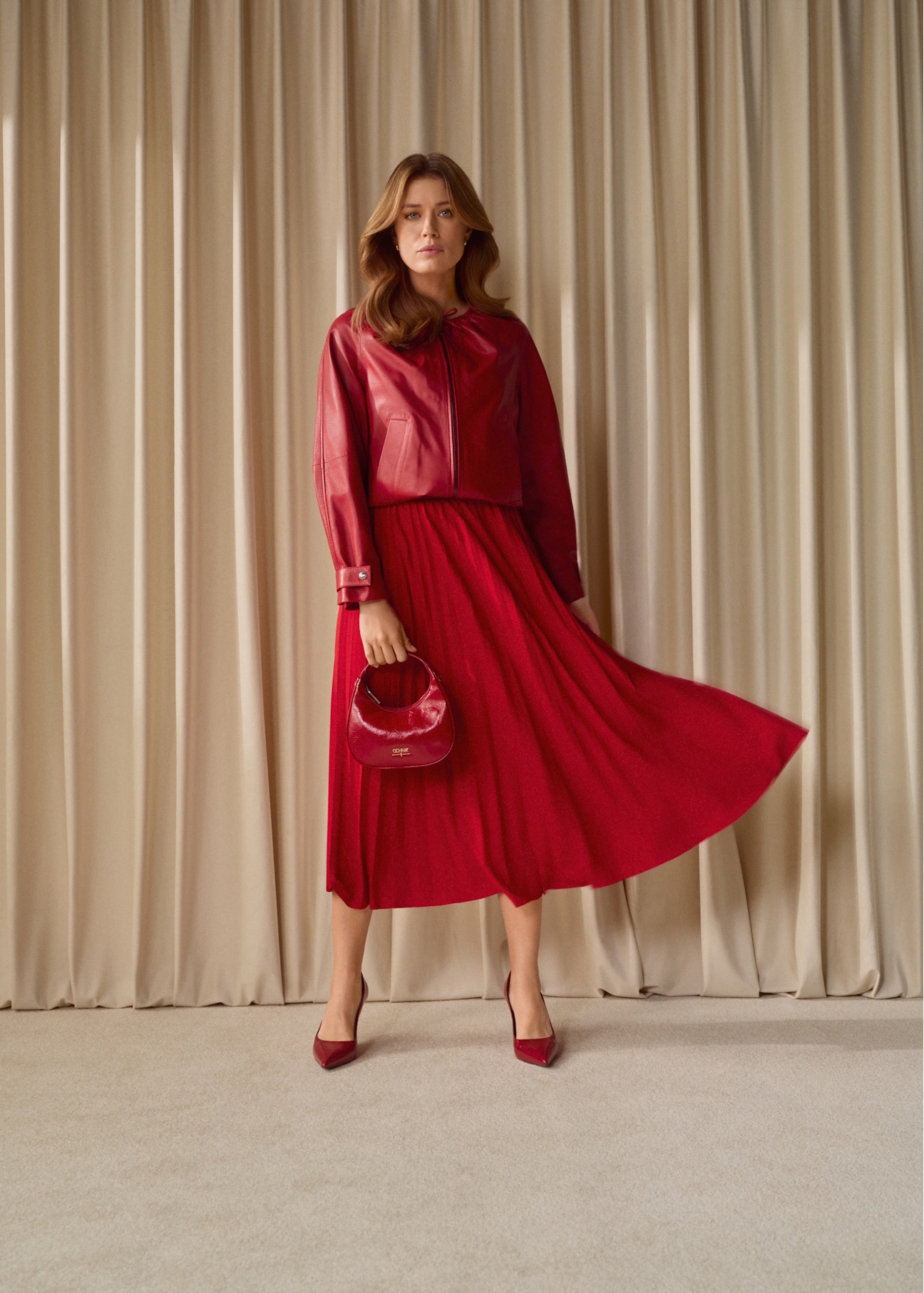 Czerwona plisowana spódnica midi SPCDT-0096-4B(W26)