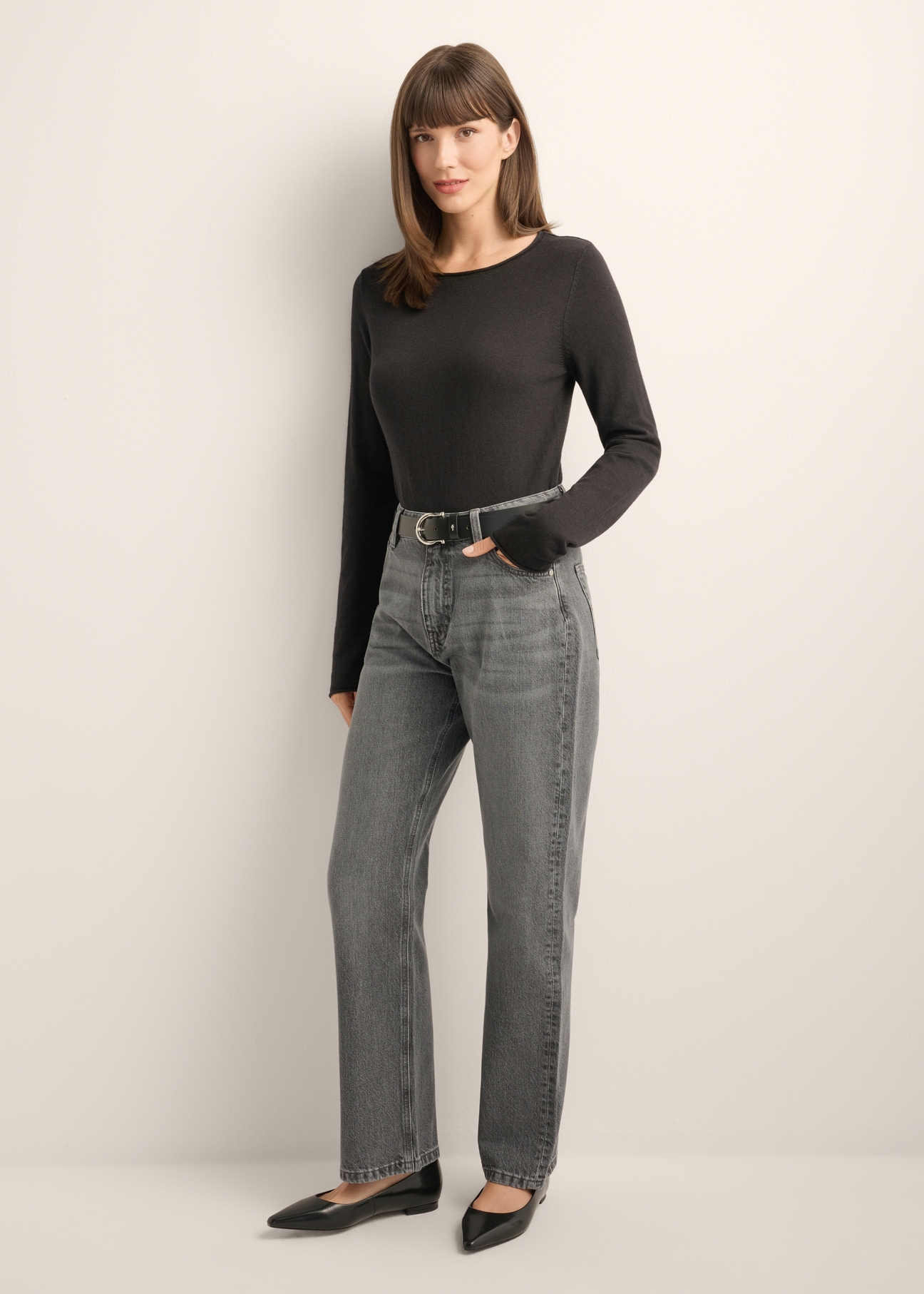Czarny sweter damski z kaszmirem SWEDT-0260-99(Z26), widok produktu od przodu na modelce, widoczna cała sylwetka.