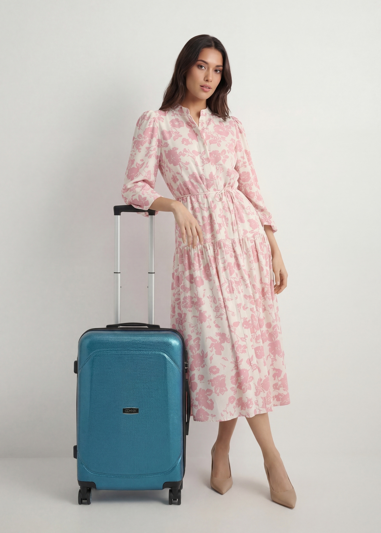 Walizka średnia na kółkach WALPC-0014-7B-24(W26), widok produktu z przodu obok sylwetki modelki.