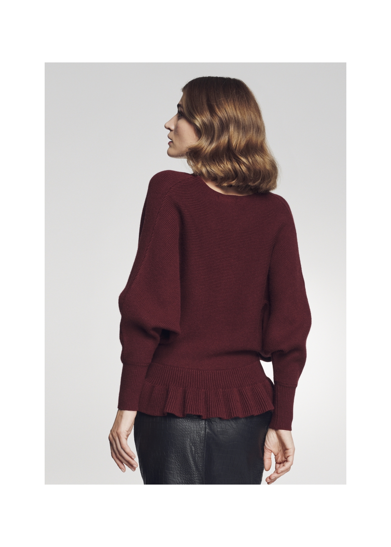 Bordowy sweter damski z taliowaniem SWEDT-0126-49(Z21)-02