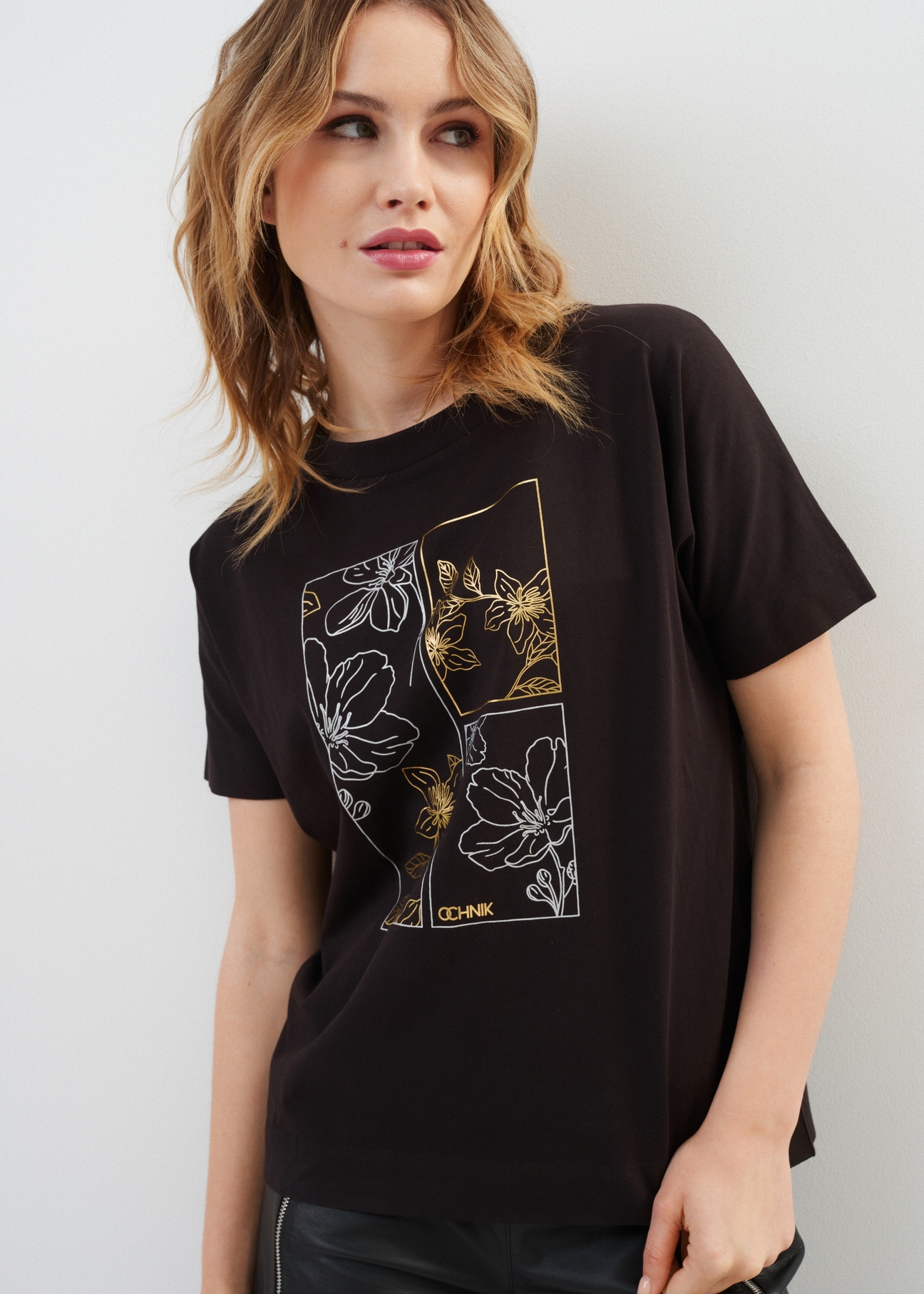 Czarny bawełniany T-shirt damski z aplikacją TSHDT-0117-99(Z23)-01