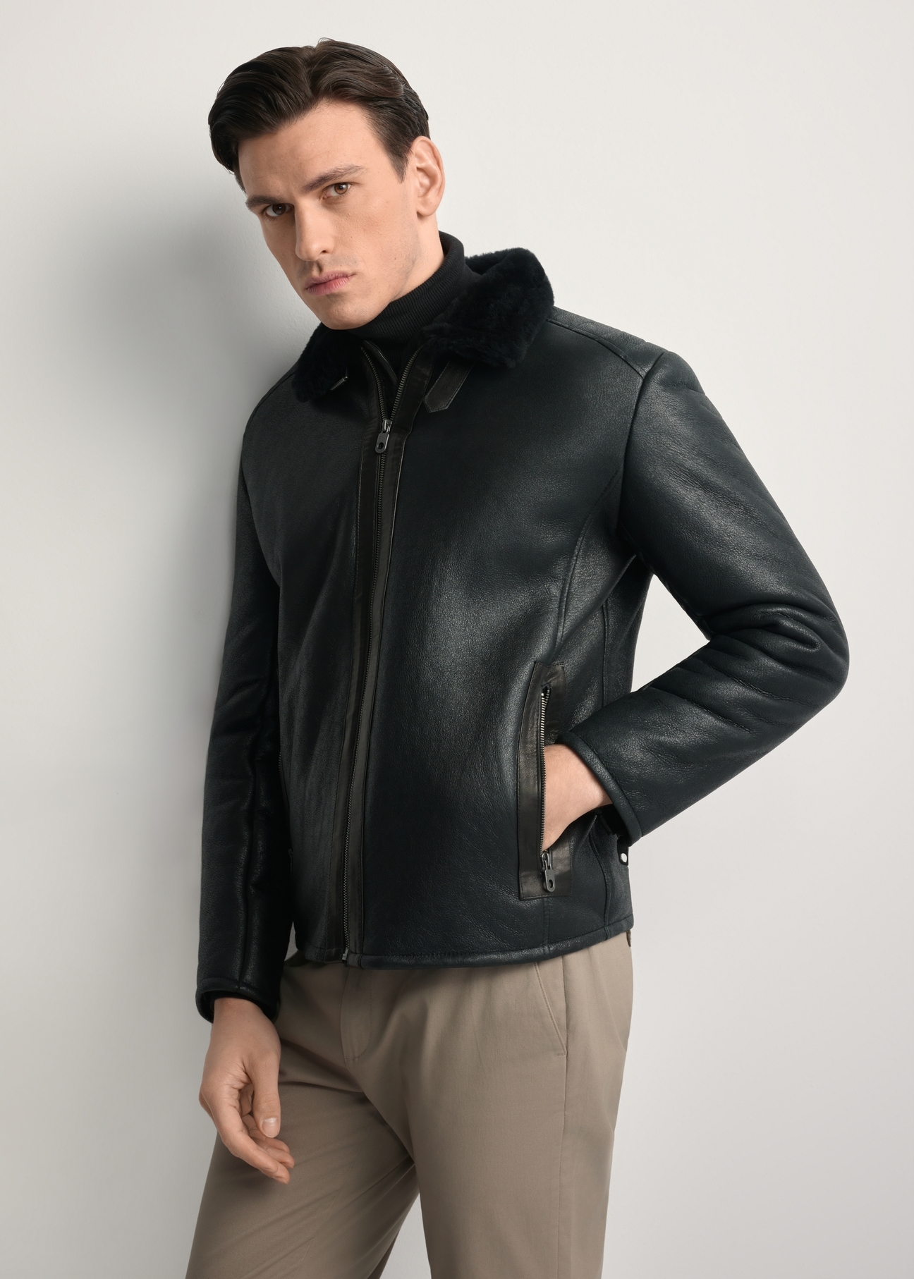 Kożuch męski KOZMS-0001-1161(Z25), widok produktu z przodu na modelu. Widoczna połowa sylwetki.