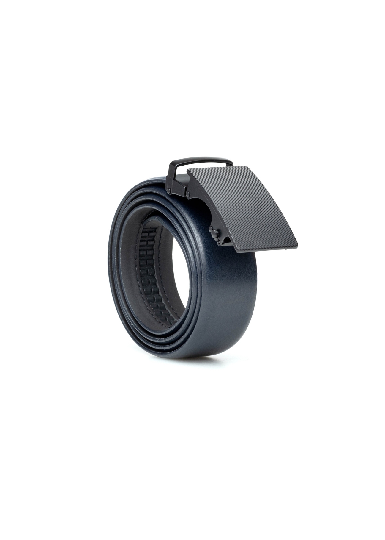 Skórzany granatowy pasek męski PASMS-0269-7E(W26), widok produktu skosem na białym tle.