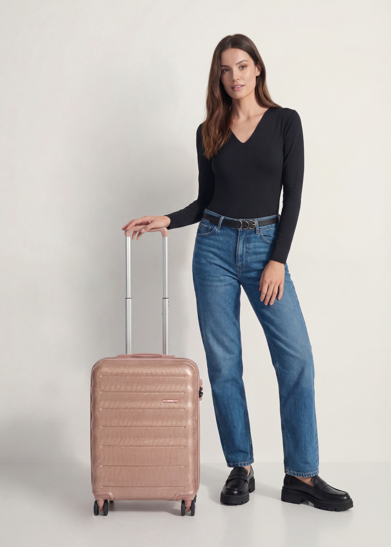 Walizka mała na kółkach WALPC-0015-5B-19(W26), widok produktu z przodu obok sylwetki modelki.