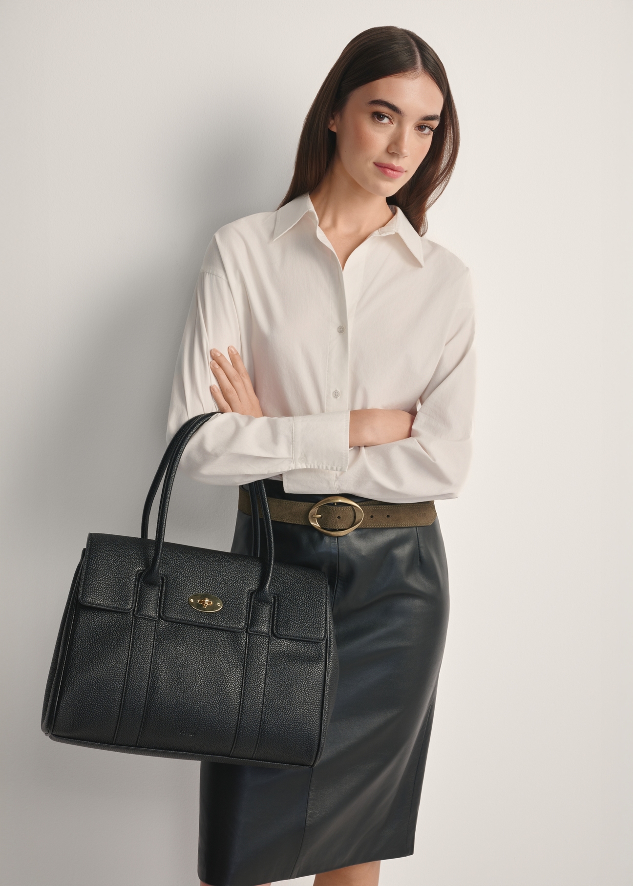 Czarna duża torebka damska TOREC-1139-9I(W26), widok produktu od przodu na modelce, widoczna połowa sylwetki.