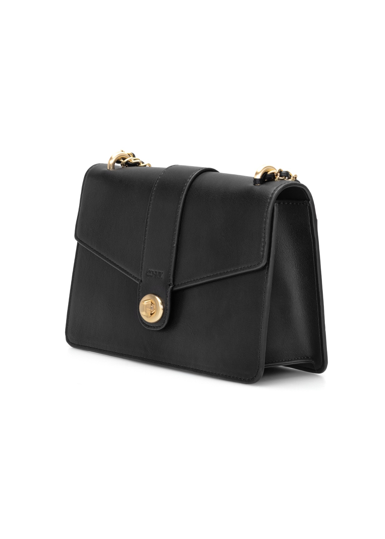 Czarna torebka listonoszka damska TOREC-1137-99(W26), widok produktu skosem na białym tle.