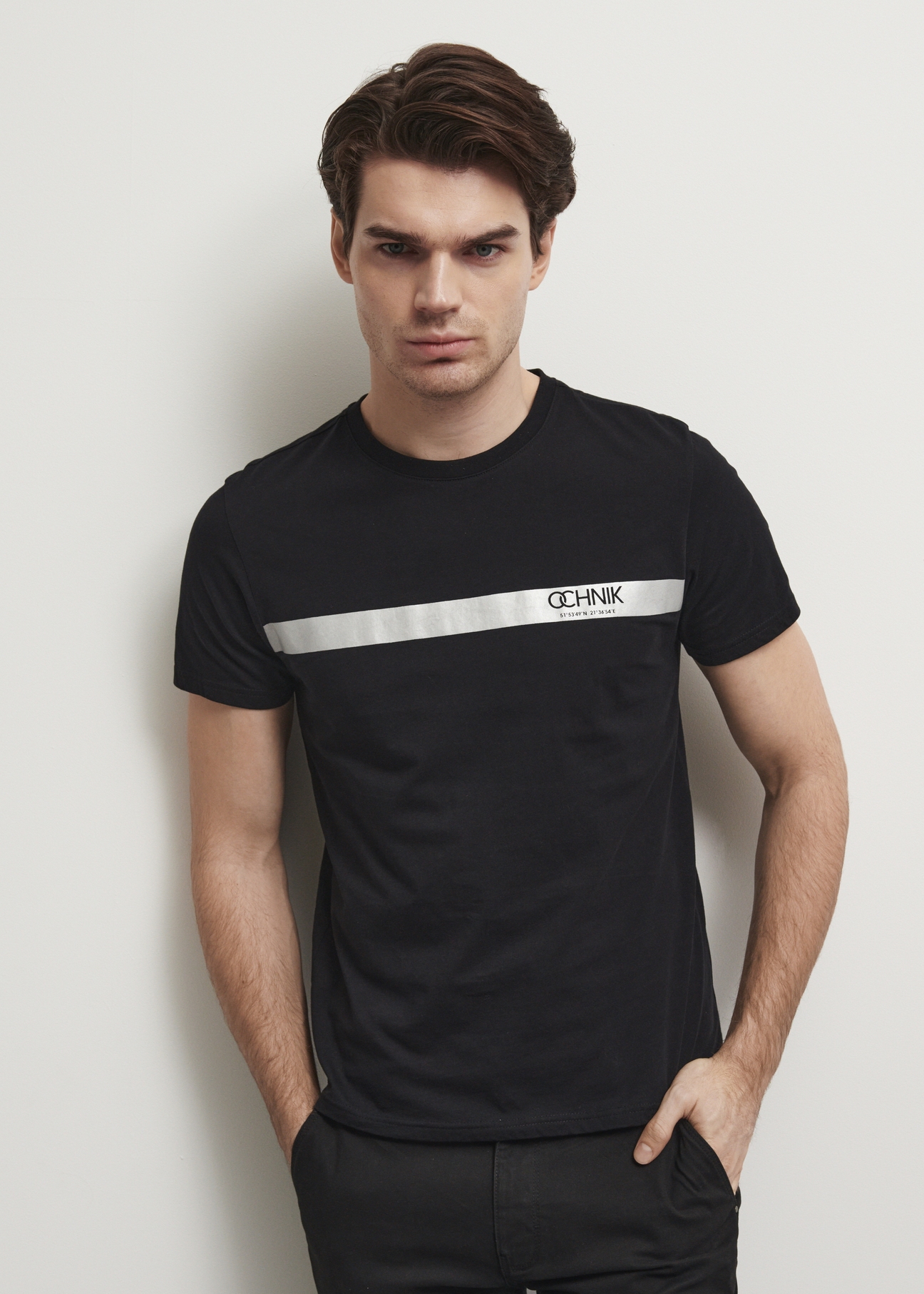 Czarny T-shirt męski ze srebrnym printem TSHMT-0089-99(W23)-02