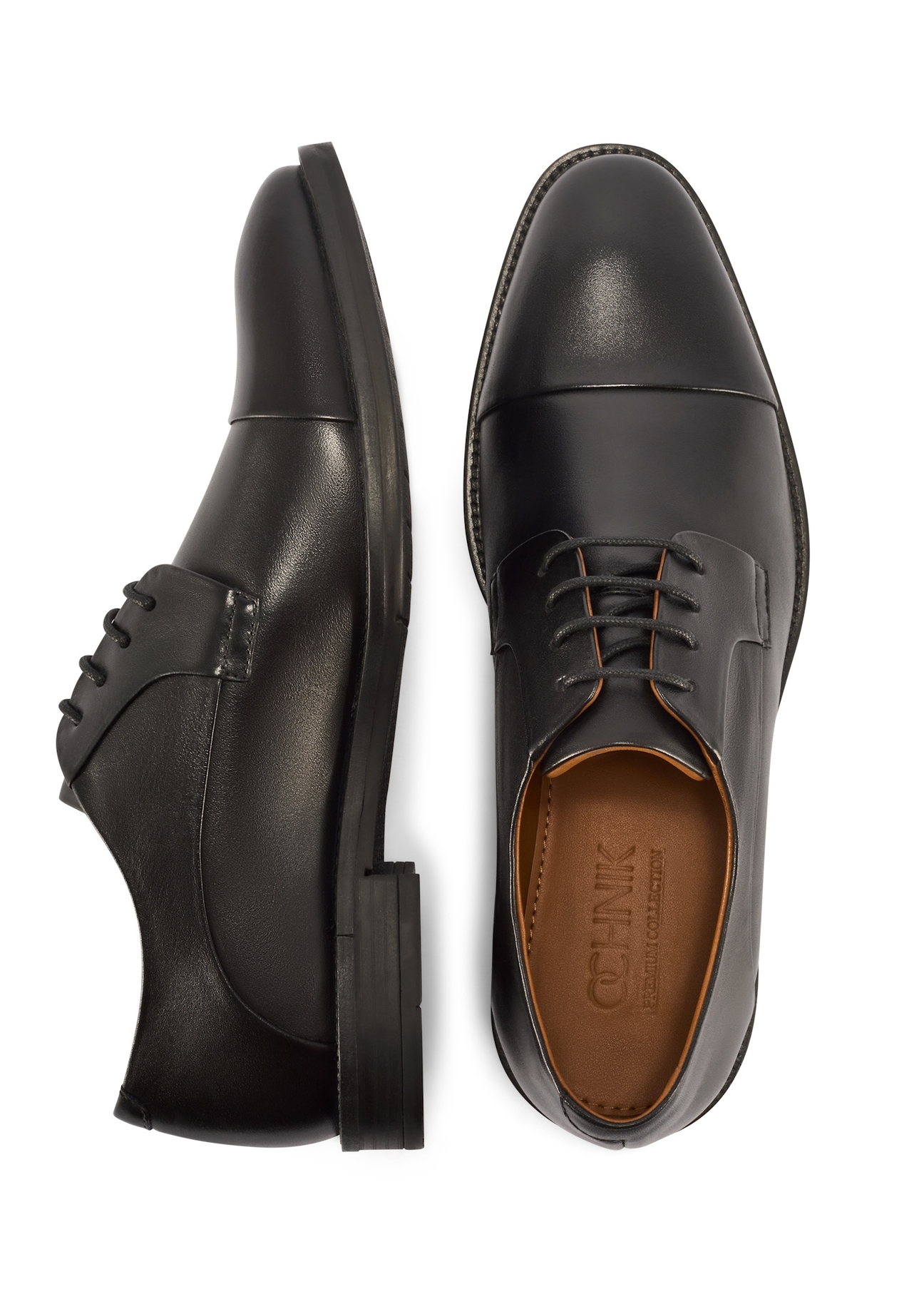 Skórzane czarne półbuty męskie BUTYM-0483-99(W26), widok produktu z góry na białym tle.