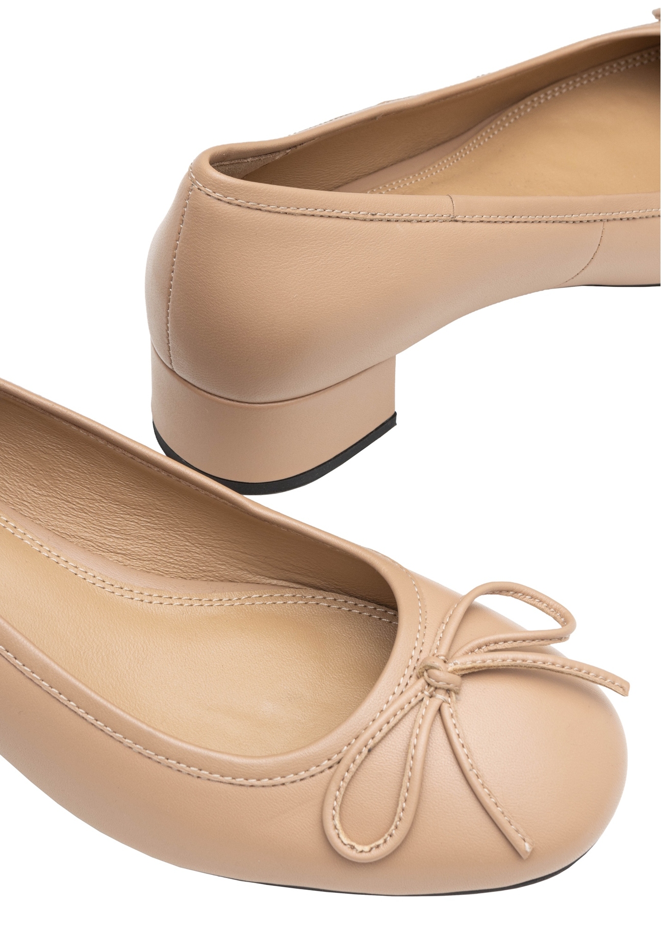 Beżowe skórzane czółenka damskie BUTYD-1239-1B(W26), zbliżenie na detal produktu na białym tle.