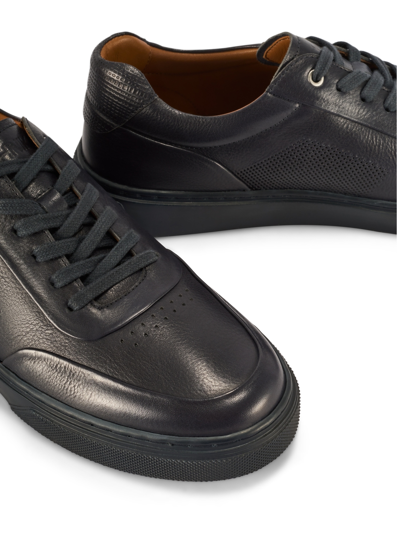 Skórzane sneakersy męskie w kolorze granatowym BUTYM-0484-7E(W26) - zbliżenie na detal, na białym tle. 