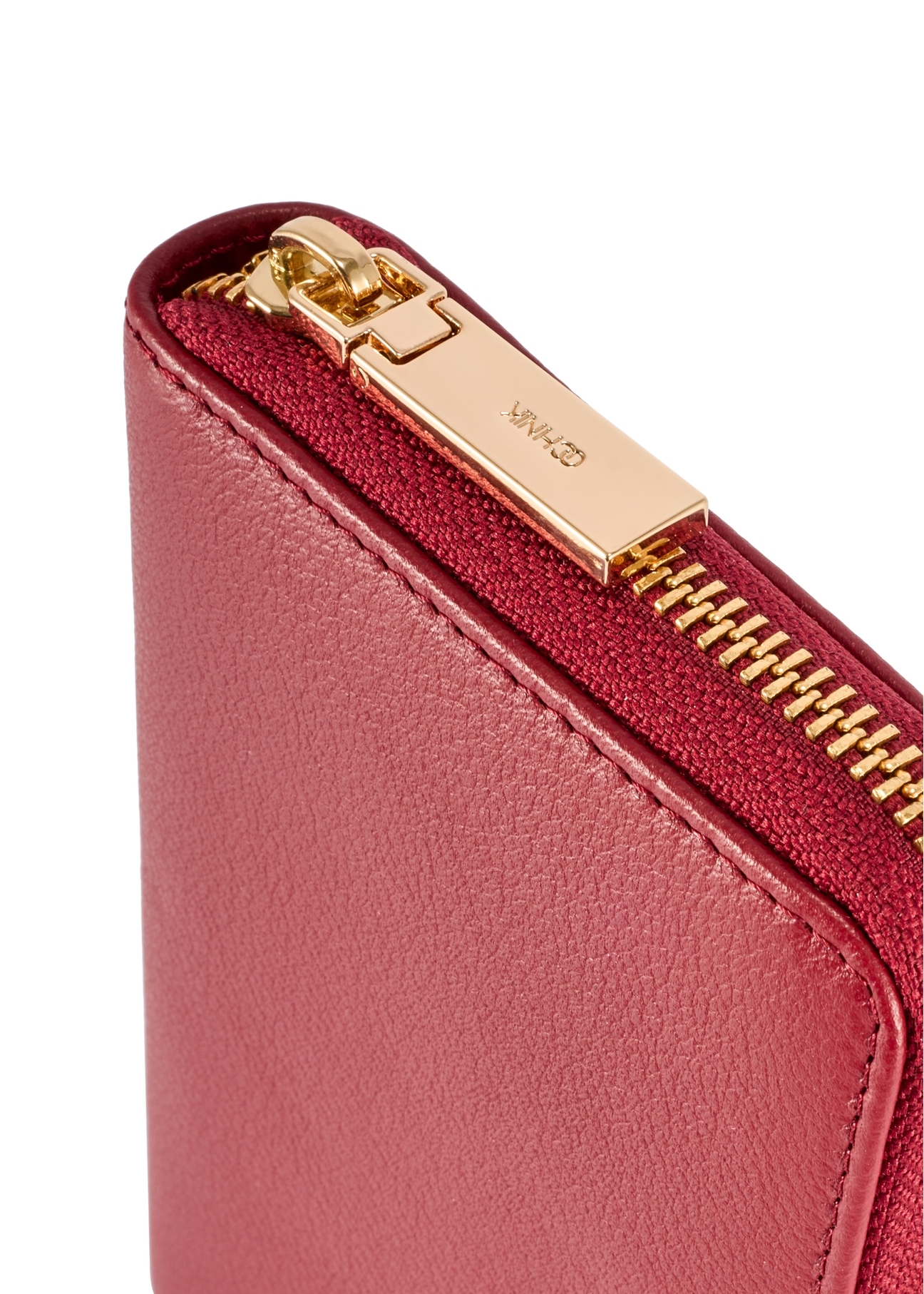 Czerwony średni skórzany portfel damski PORES-0992-4C(W26), zbliżenie na detal produktu, widok na białym tle.