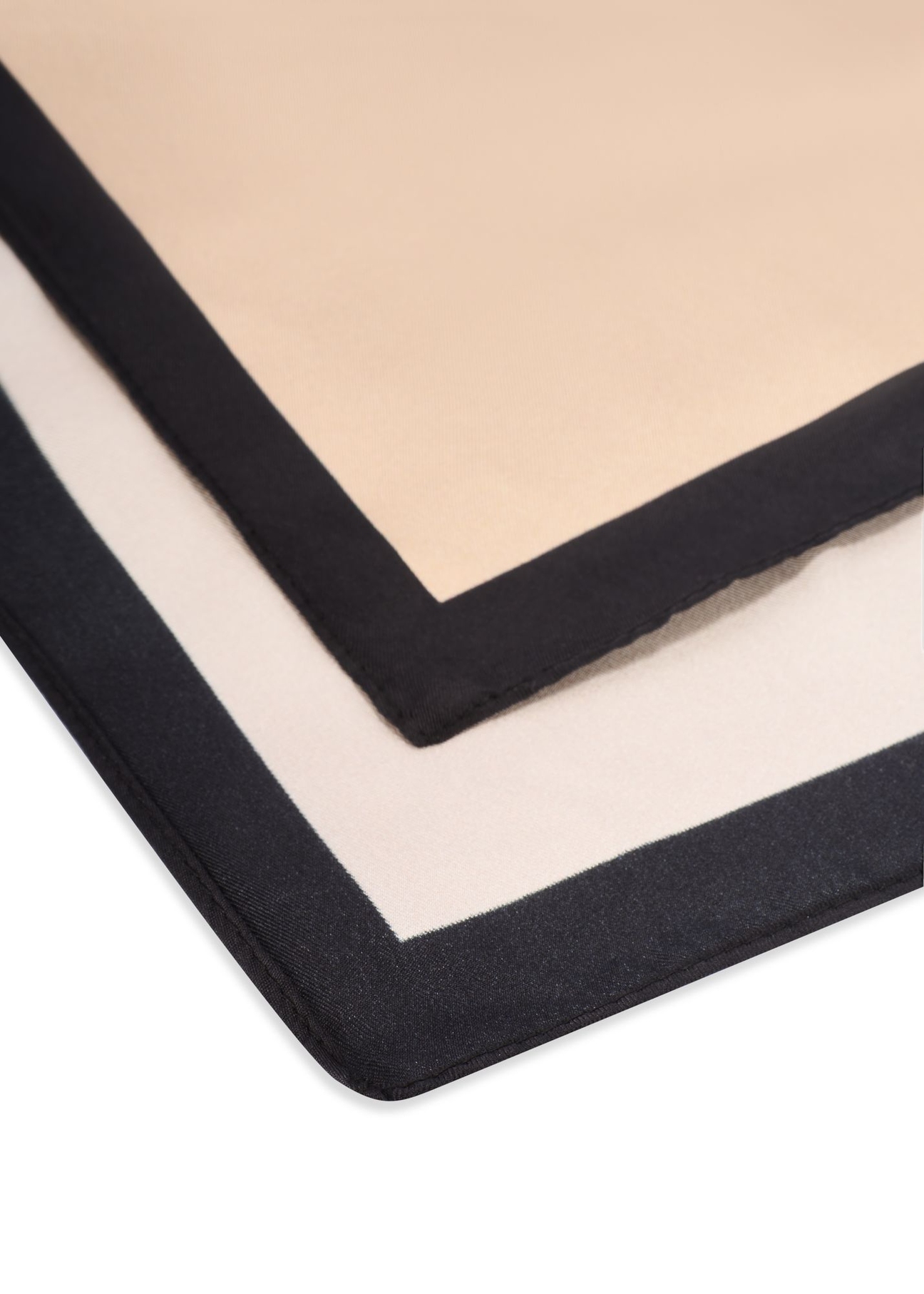 Beżowa apaszka damska SZADT-0187-1B(W26) - zbliżenie na detal, na białym tle.