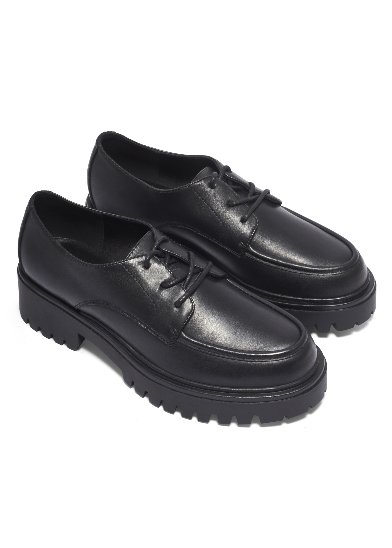 Czarne skórzane buty damskie BUTYD-1310-99(Z26), widok produktu skosem na białym tle.