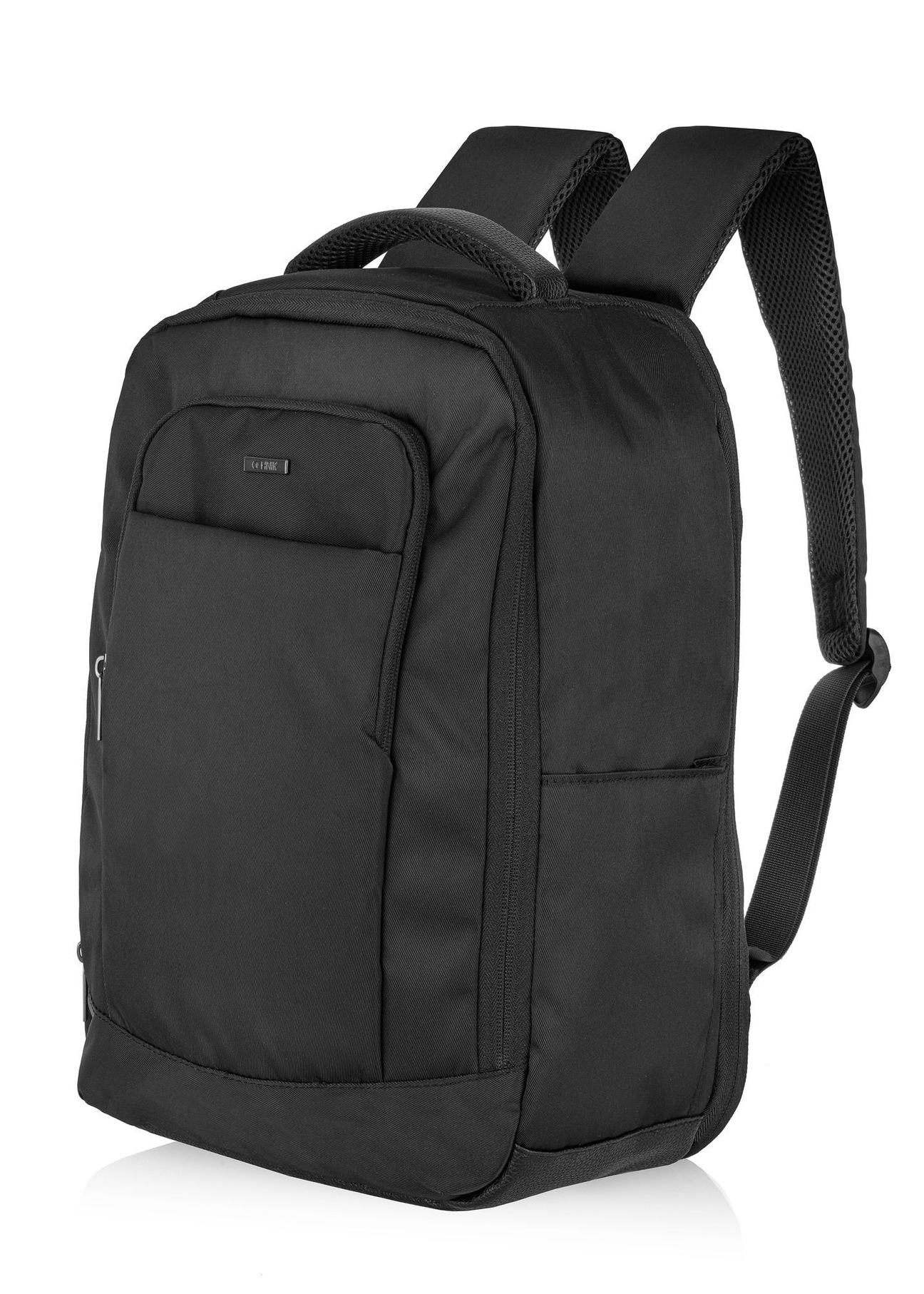 Czarny plecak PLCMN-0014A-99(Z25), widok produktu skosem na białym tle.