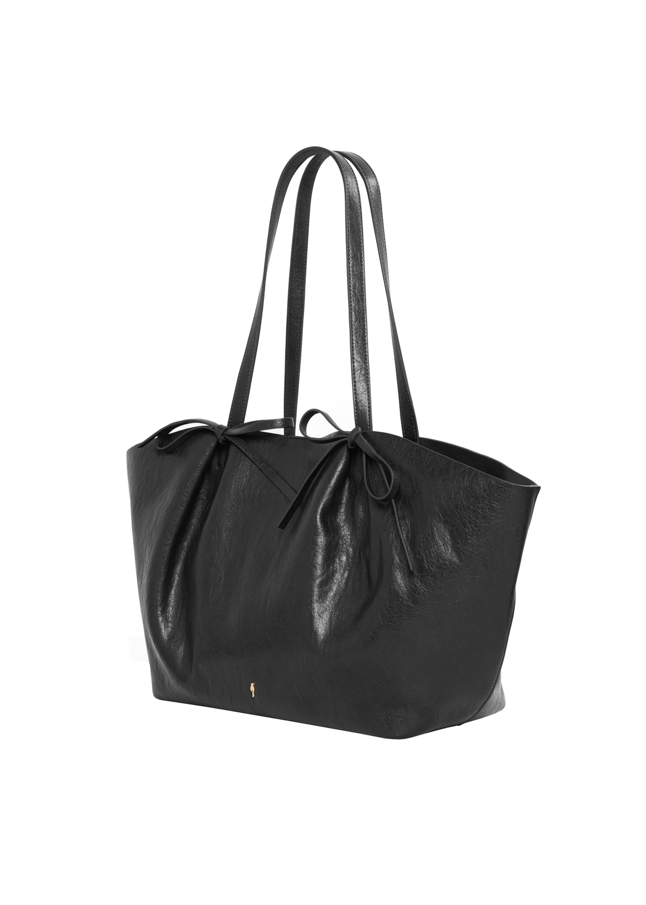 Czarna torebka z kokardkami typu shopper TOREC-1378-99(Z26), widok produktu skosem na białym tle.