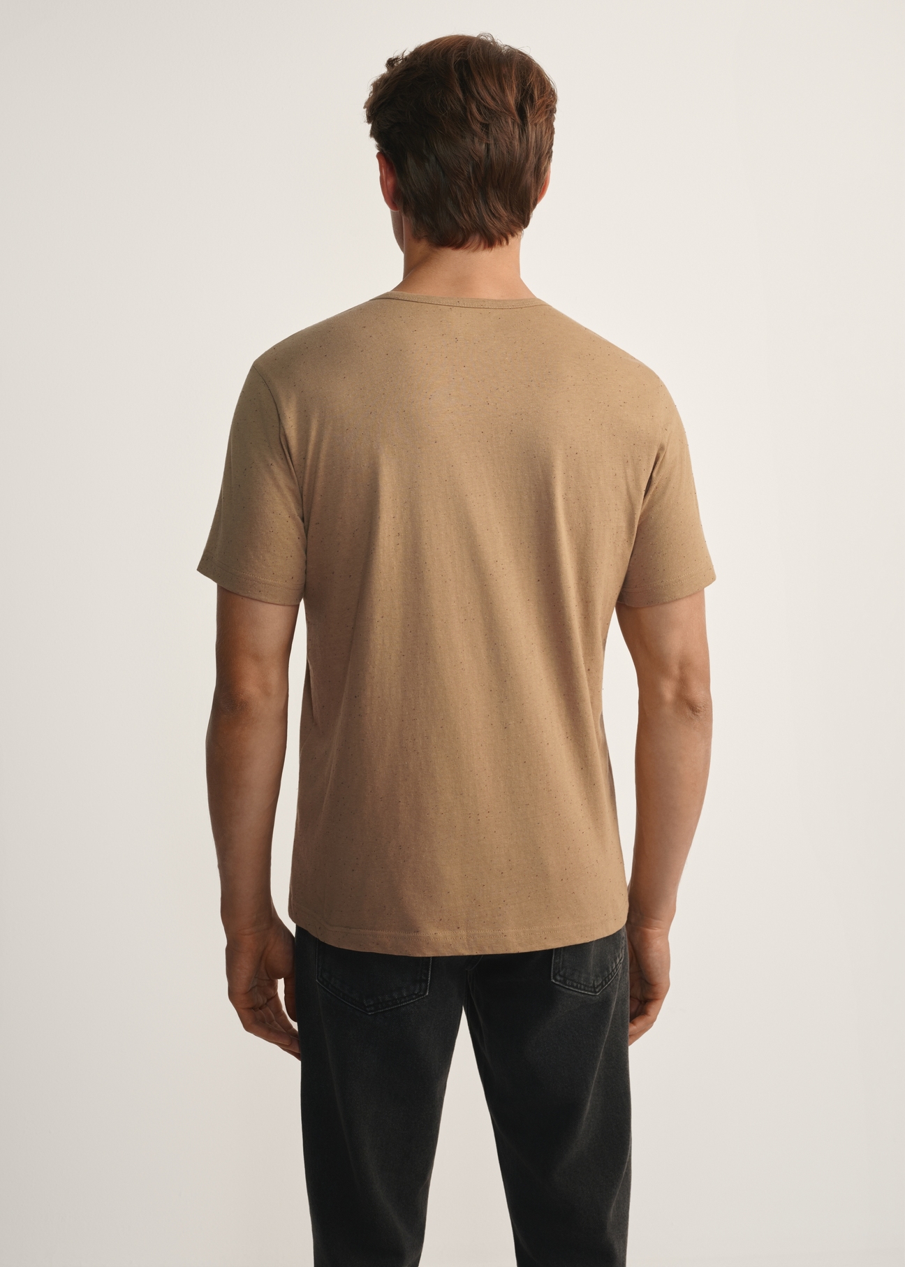 T-shirt męski w kolorze camelowym TSHMT-0130-24(Z25), widok produktu od tyłu na modelu, widoczna połowa sylwetki.