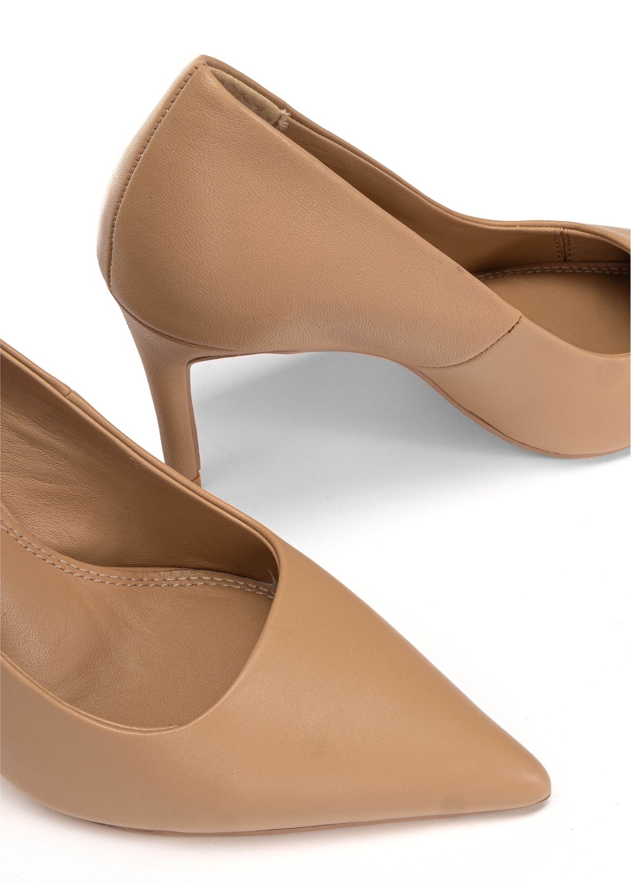 Beżowe skórzane szpilki damskie BUTYD-1131-1B(W26) - zbliżenie na detal, na białym tle. 
