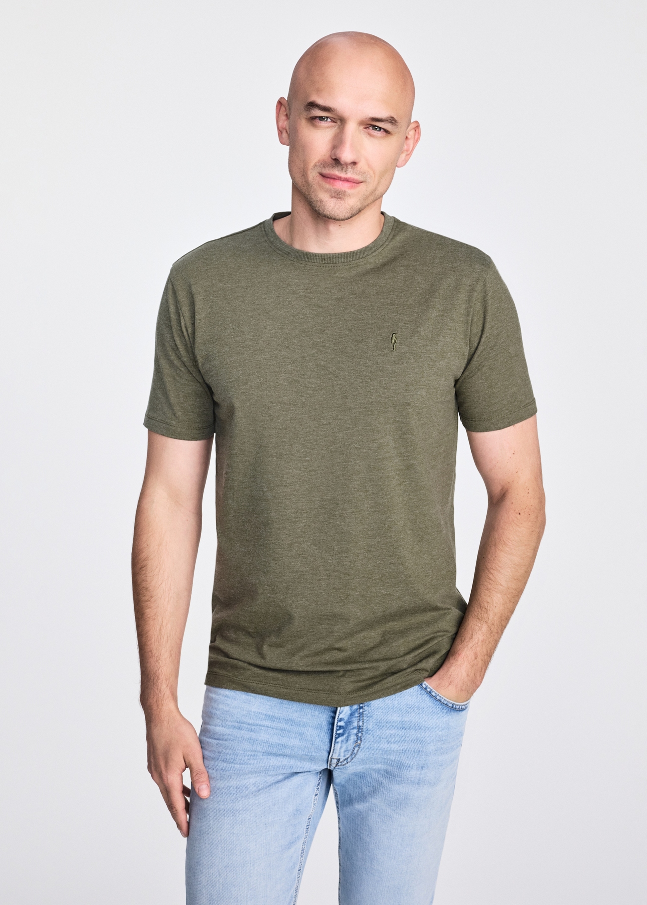 Bawełniany T-shirt męski w kolorze khaki TSHMT-0120-55(W25)-02