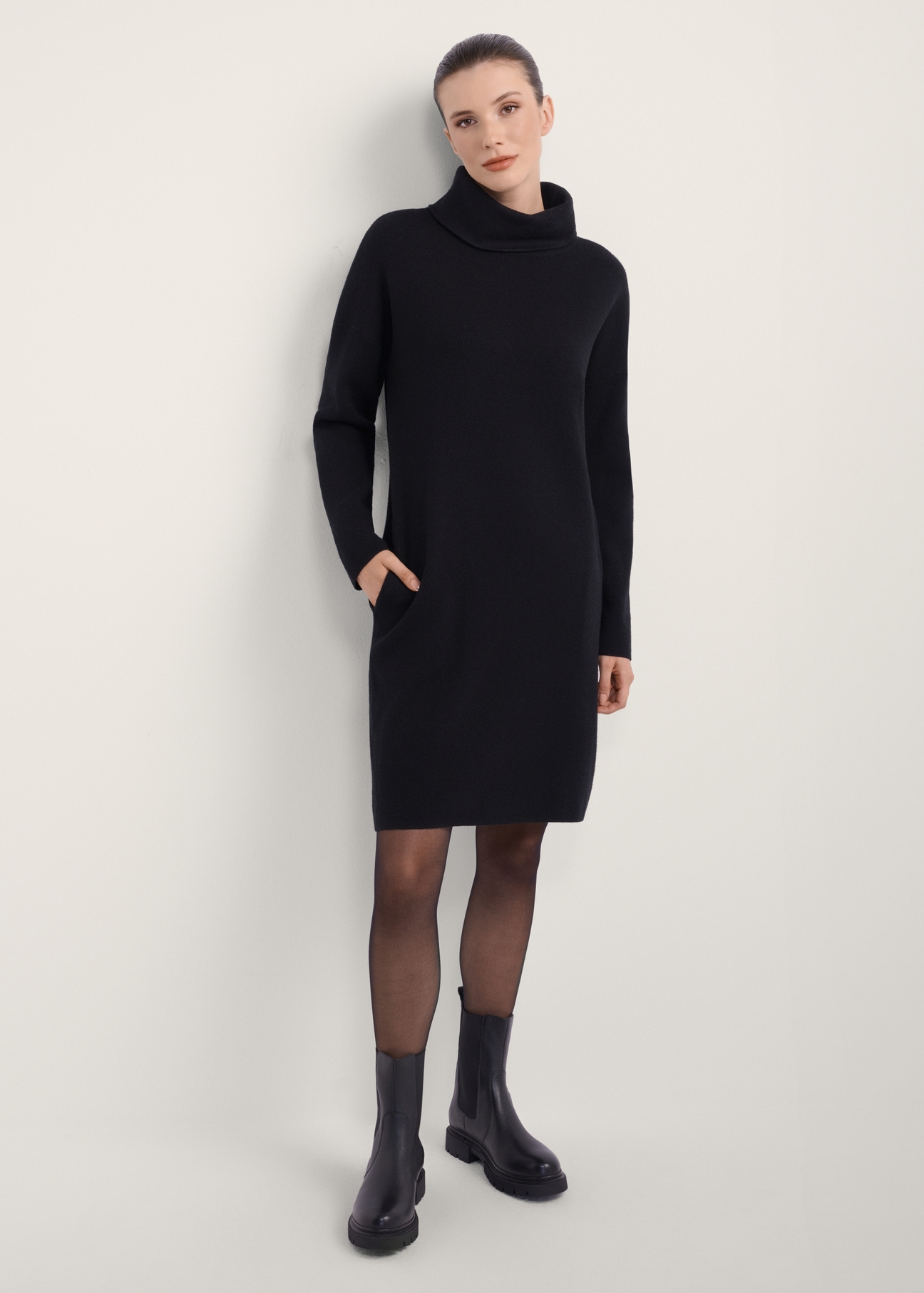 Czarna sukienka z golfem SUKDT-0206A-99(Z25), widok produktu od przodu na modelce, widoczna cała sylwetka.