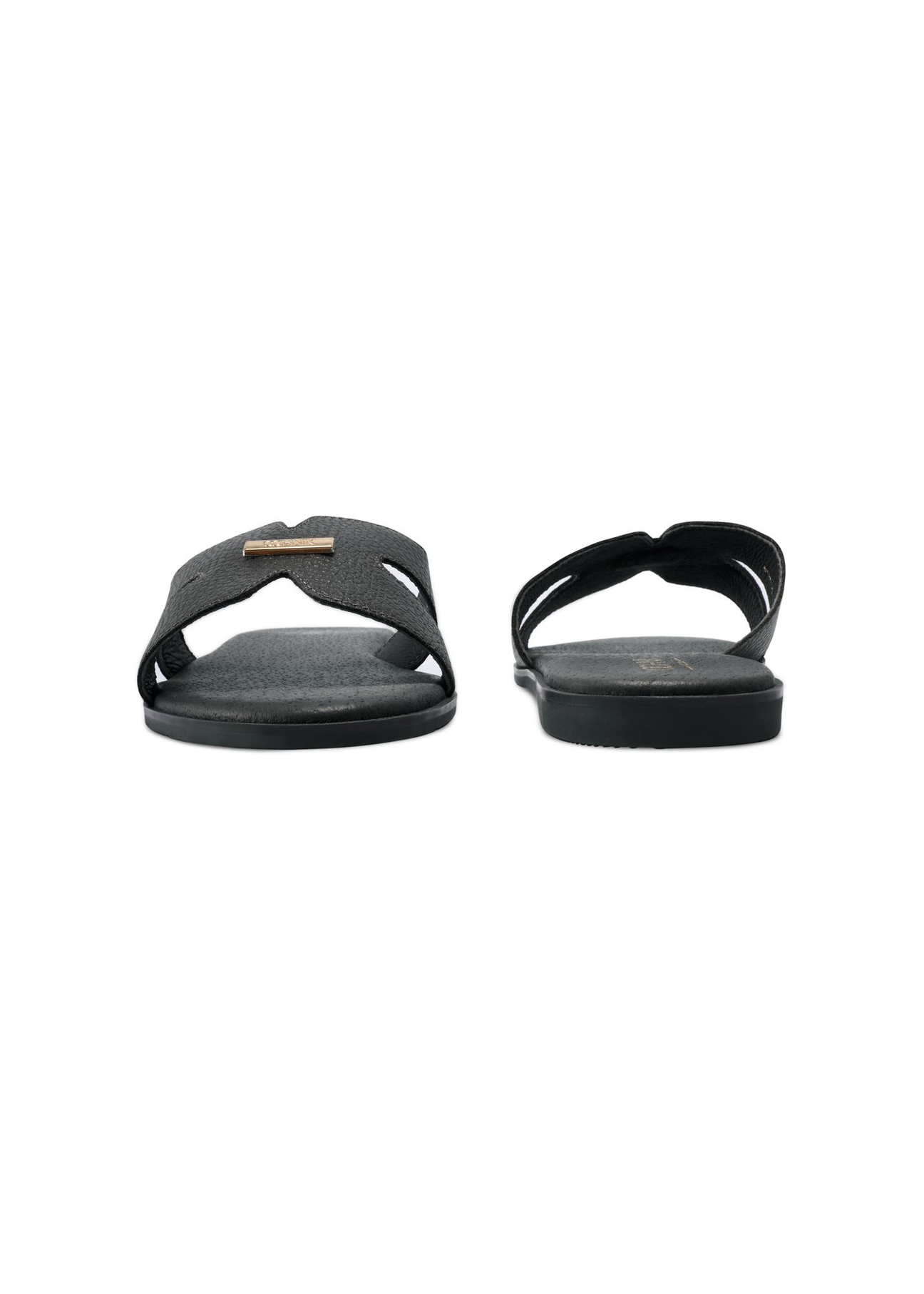 Czarne klapki damskie BUTYD-0725D-9I(W26) - widok produktu z przodu i z tyłu, na białym tle. 