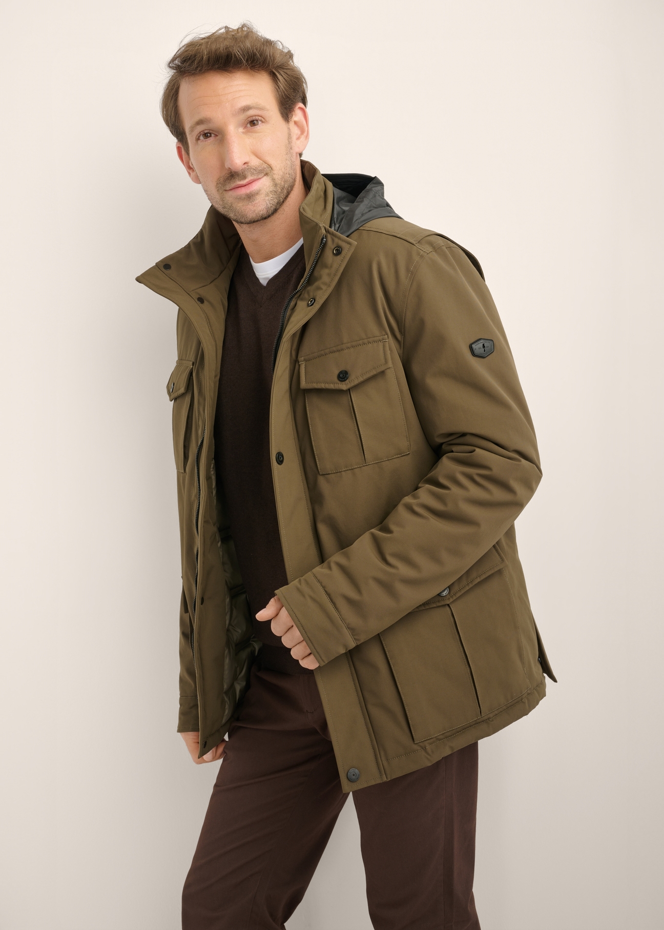Kurtka męska przejściowa w kolorze khaki KURMT-0437-8D(Z26), widok produktu z boku na modelu. Widoczna połowa sylwetki.