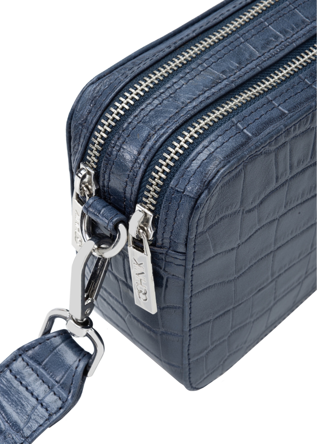 Mała granatowa skórzana torebka croco TORES-1231-7D(W26), zbliżenie na detal produktu na białym tle.