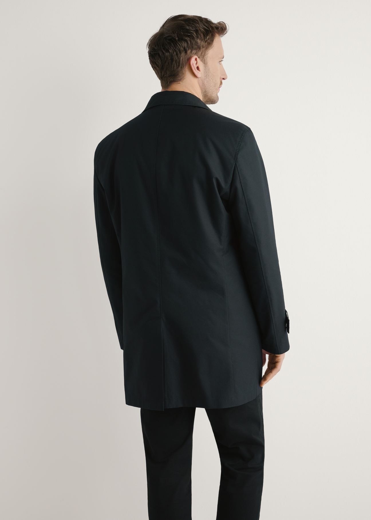 Czarna kurtka męska z ociepleniem KURMT-0408-99(W26), widok produktu z tyłu na modelu. Widoczna połowa sylwetki.