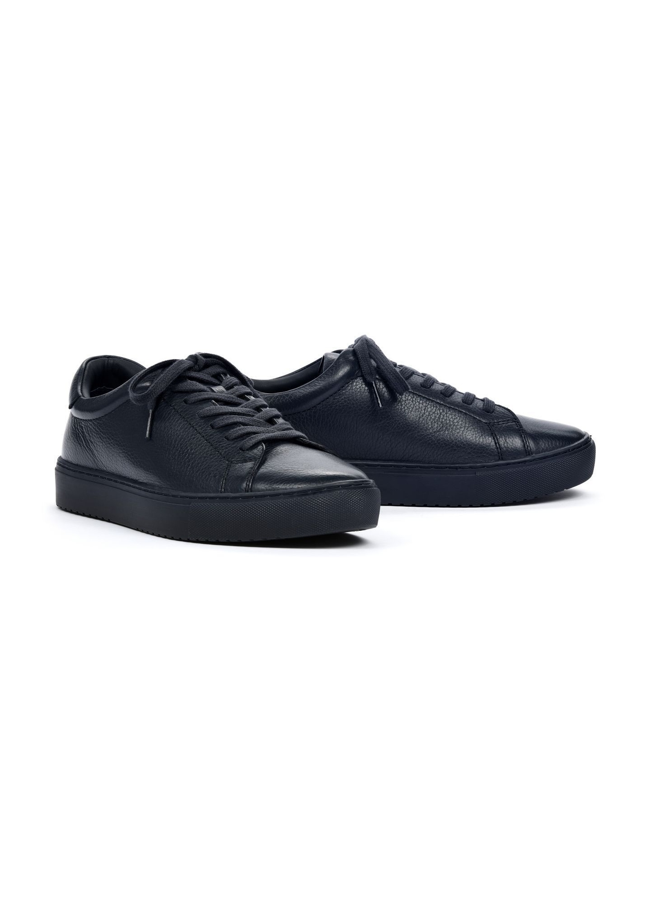 Granatowe skórzane buty sportowe BUTYM-0503A-7D(Z26), widok produktu skosem na białym tle.