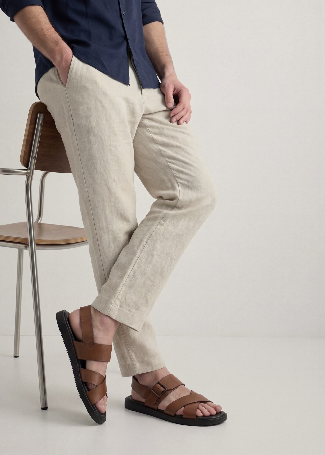 Skórzane sandały męskie w kolorze koniaku BUTYM-0537-1F(W26), widok produktu z boku na stopach modela.