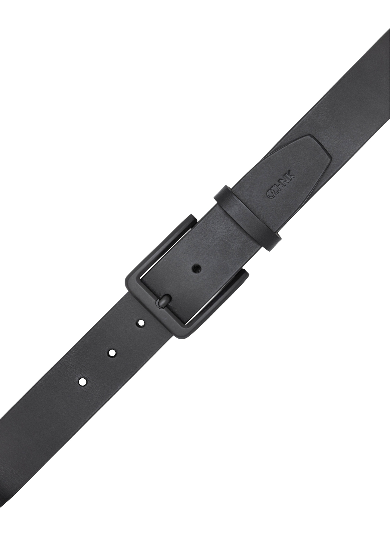 Czarny skórzany pasek męski PASMS-0279-99(W26) - widok produktu z góry, na białym tle. 