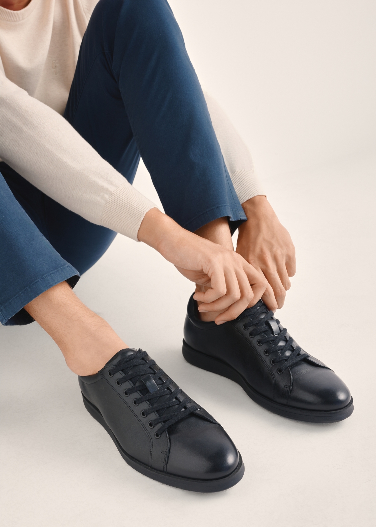 Czarne skórzane buty męskie BUTYM-0513-99(Z25), widok produktu na stopach modela na jasnym tle.