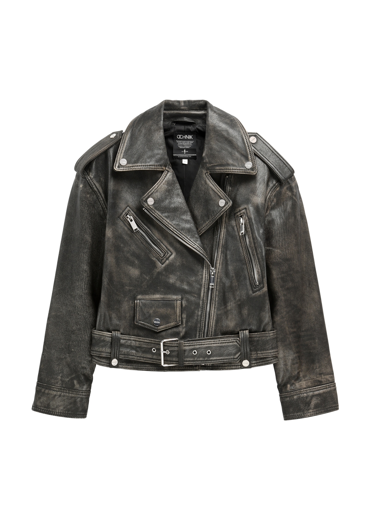 Krótka skórzana ramoneska damska KURDS-0434-99(W26) - widok produktu z przodu, na białym tle. 