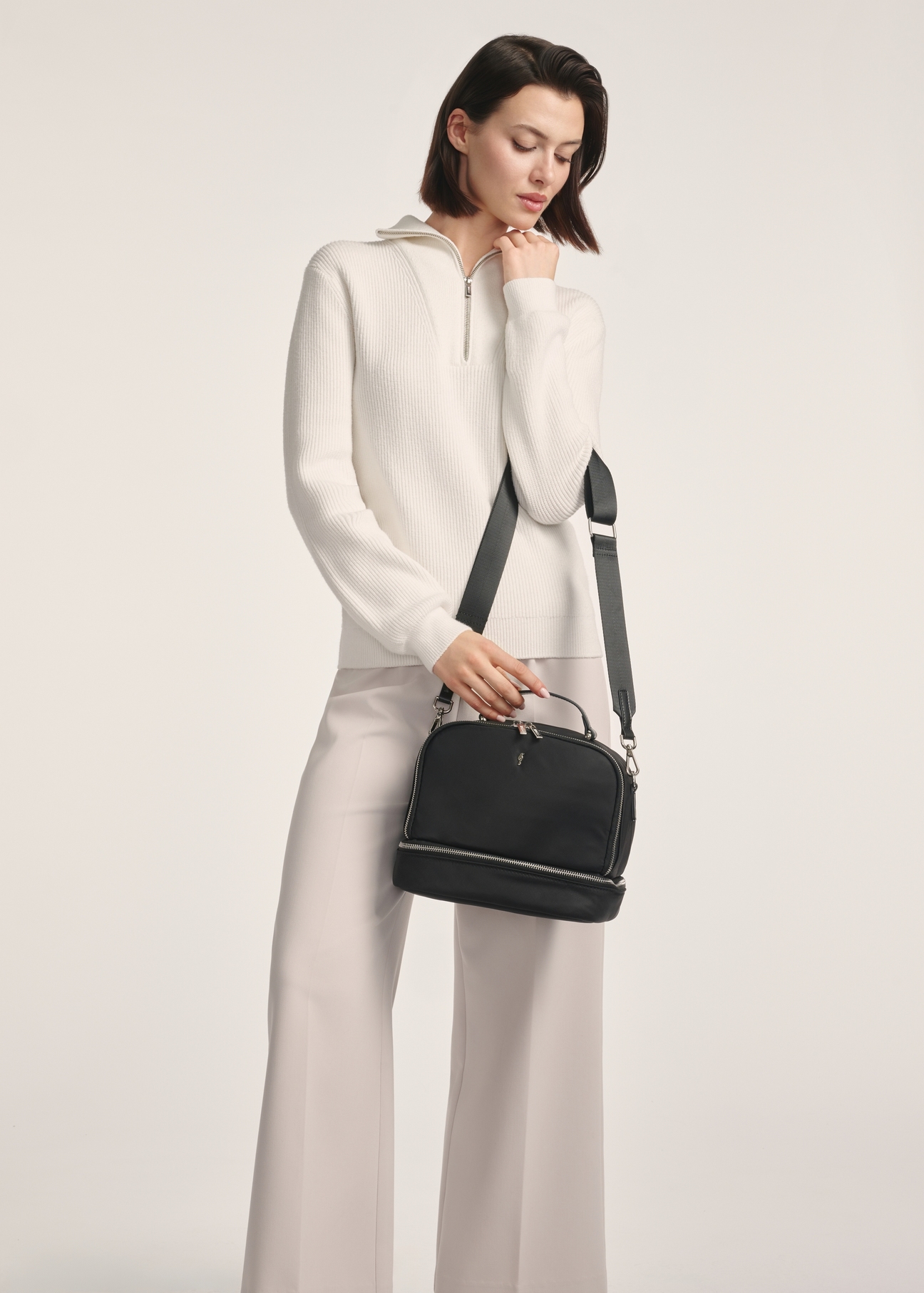 Czarna torba na lunch TOREN-0329-99(Z25), widok produktu od przodu na modelce, widoczna połowa sylwetki.