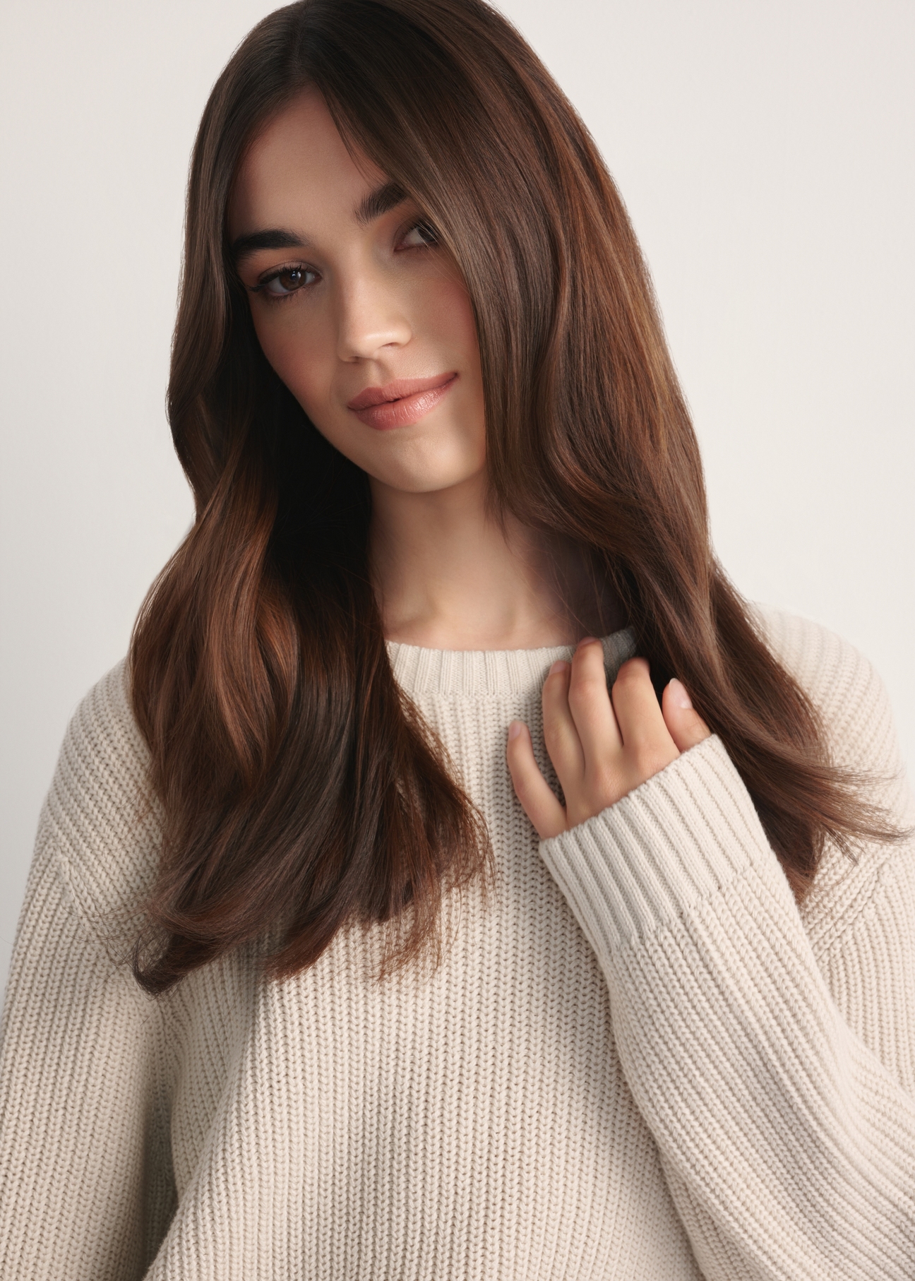 Beżowy sweter damski SWEDT-0238-81(Z25), zbliżenie produktu na modelce na jasnym tle.