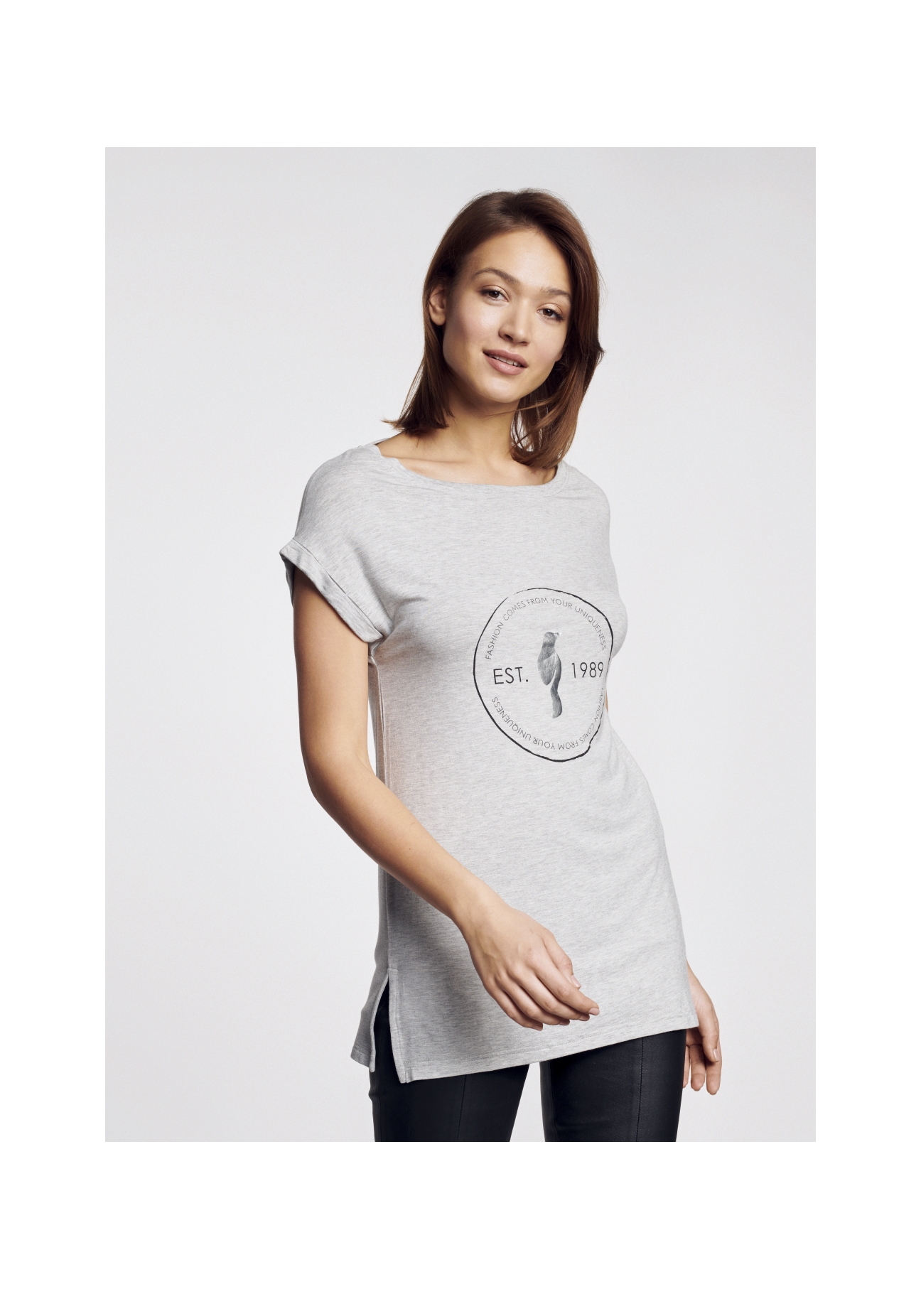 Wydłużony szary T-shirt damski TSHDT-0067-91(W21)-01