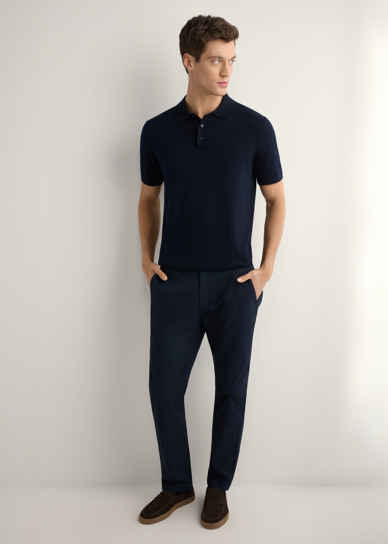 Granatowe spodnie męskie SPOMT-0121-7E(W26), widok produktu z przodu na modelu. Widoczna cała sylwetka.