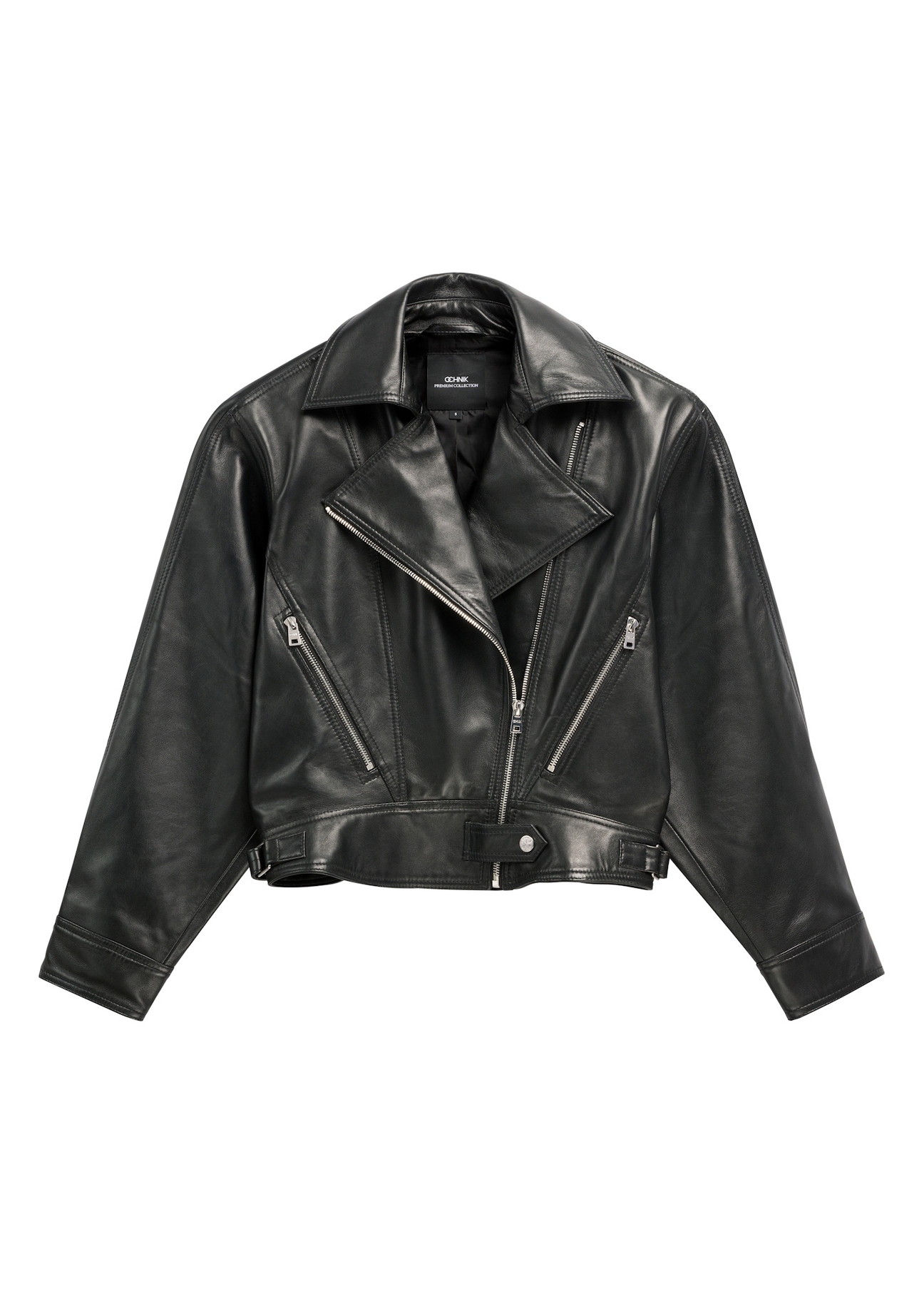 Krótka czarna skórzana kurtka damska KURDS-0607-99(W26) - widok produktu z przodu, na białym tle.