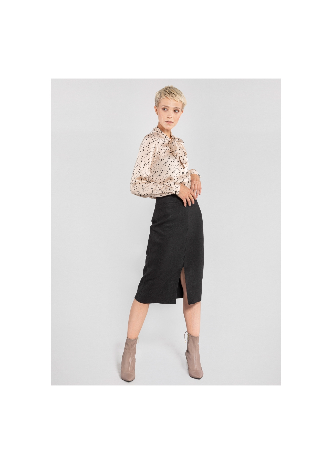 Czarna ołówkowa spódnica midi SPCDT-0037-99(Z20)-02
