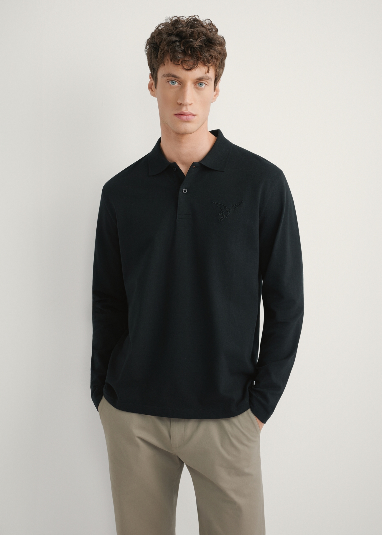 Czarny longsleeve męski z kołnierzykiem LSLMT-0011-99(W26), widok produktu z przodu na modelu. Widoczna połowa sylwetki.