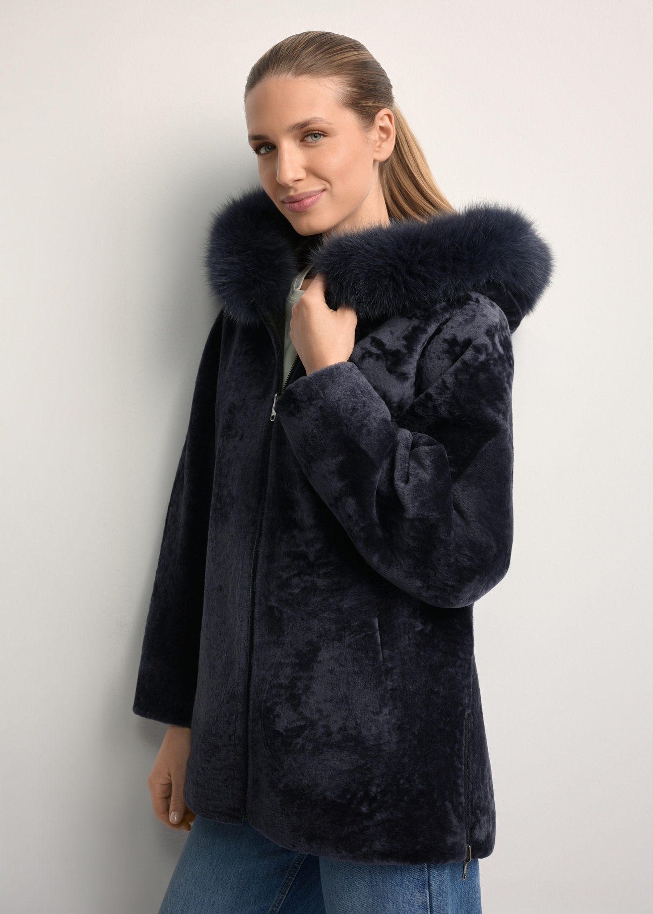 Skórzany dwustronny kożuch damski KOZDS-0094-1397(Z25), widok produktu z przodu na modelce. Widoczna połowa sylwetki.