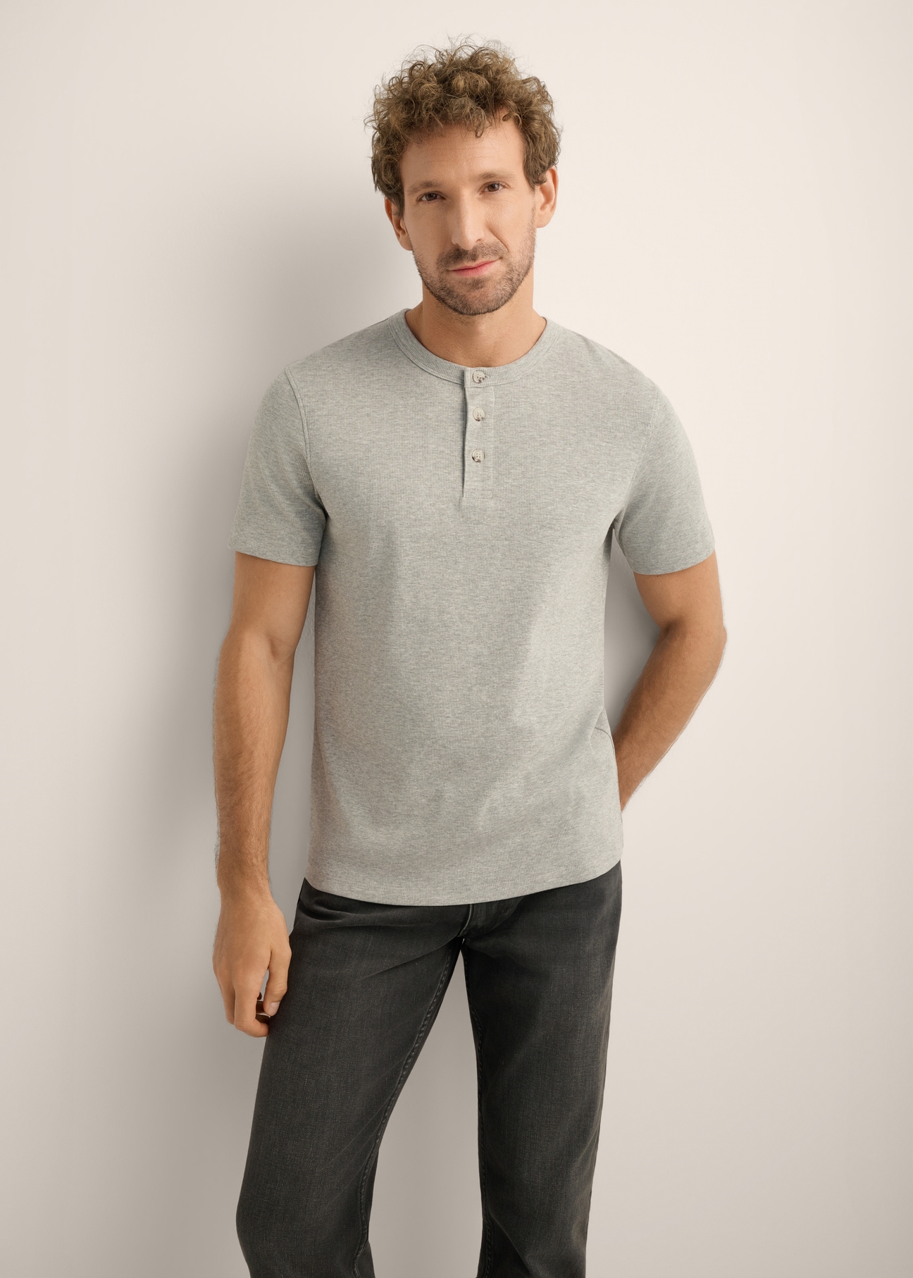 Szary prążkowany t-shirt męski TSHMT-0159-9B(Z26), widok produktu od przodu na modelu. Widoczna połowa sylwetki.