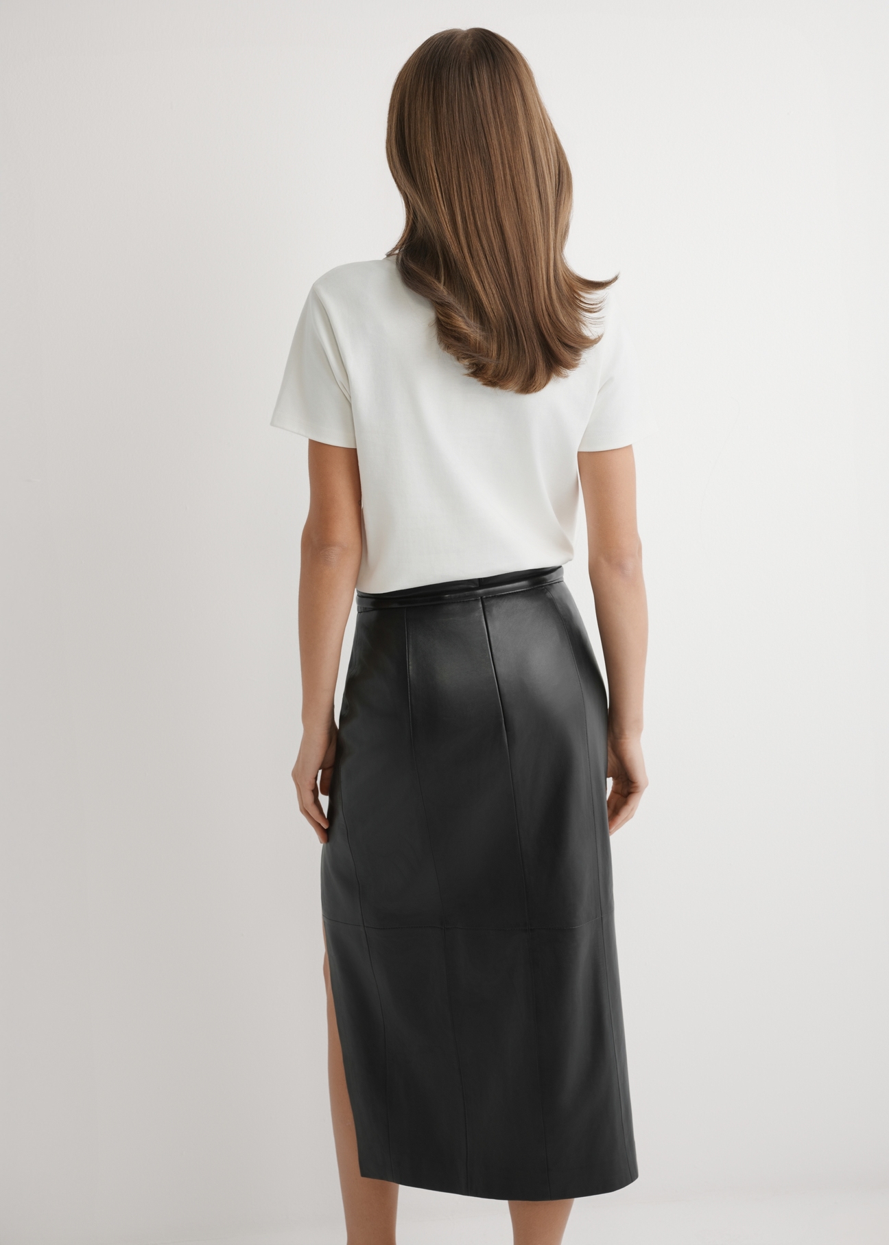 Kremowy T-shirt damski z perełkami TSHDT-0158-0B(W26), widok produktu z tyłu na modelce. Widoczna połowa sylwetki.