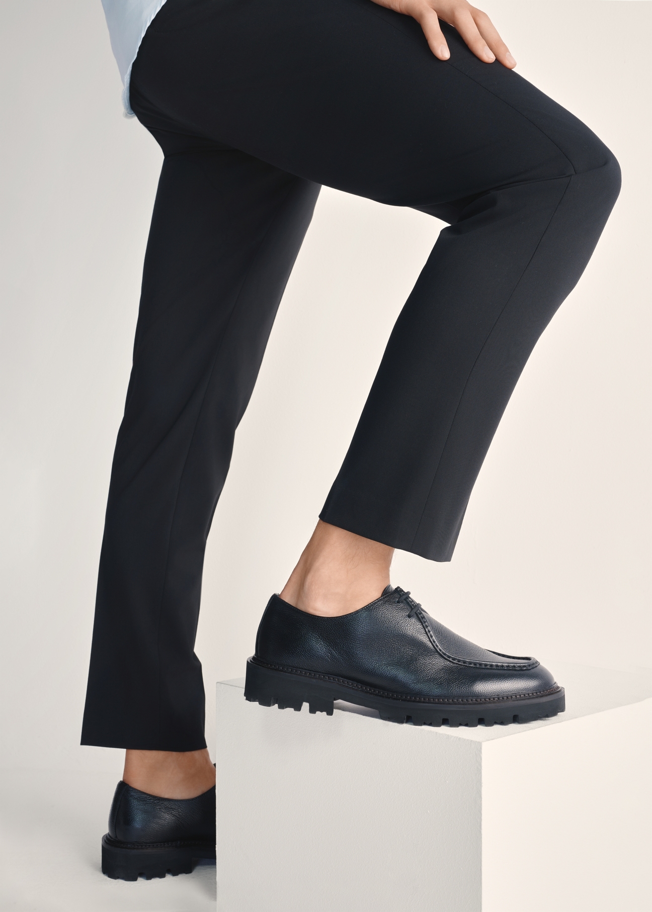 Czarne skórzane buty męskie BUTYM-0524-99(Z25), widok produktu na stopach modela na jasnym tle.