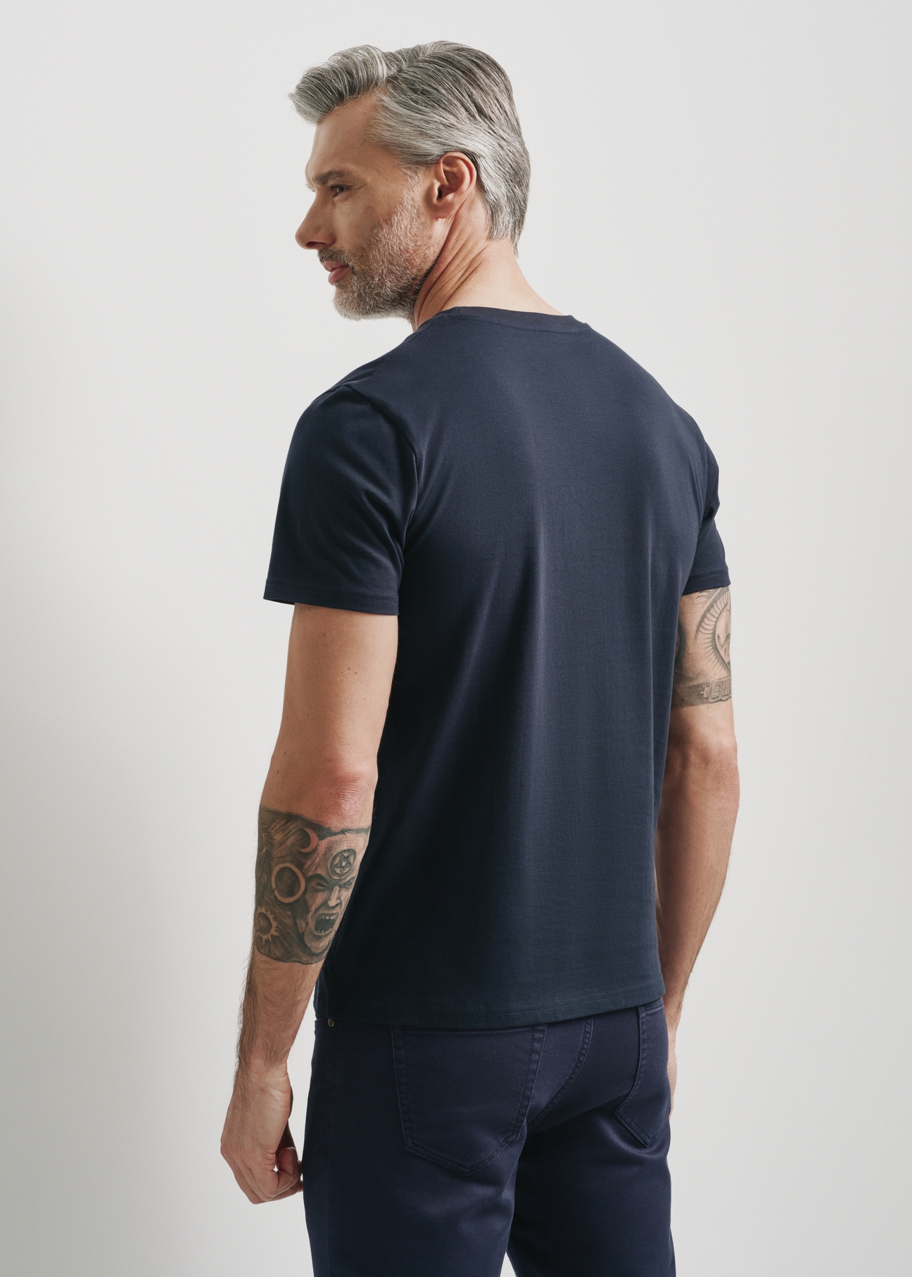 Granatowy T-shirt z kolorowym printem męski TSHMT-0105-69(W24)-02