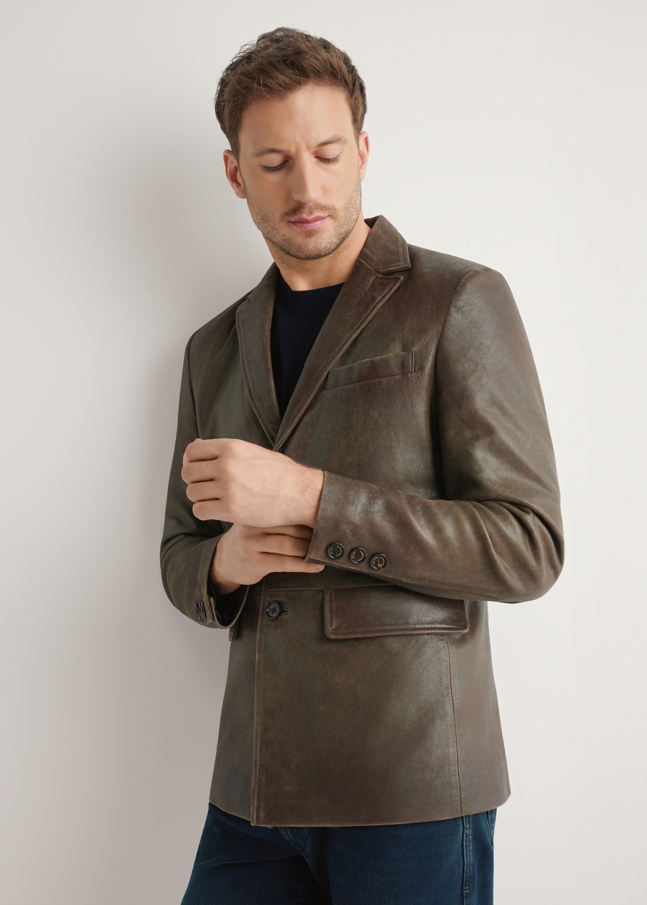 Brązowa skórzana marynarka męska KURMS-0402-1H(W26) - widok produktu z przodu, na modelu, na jasnym tle. Widoczna połowa sylwetki.